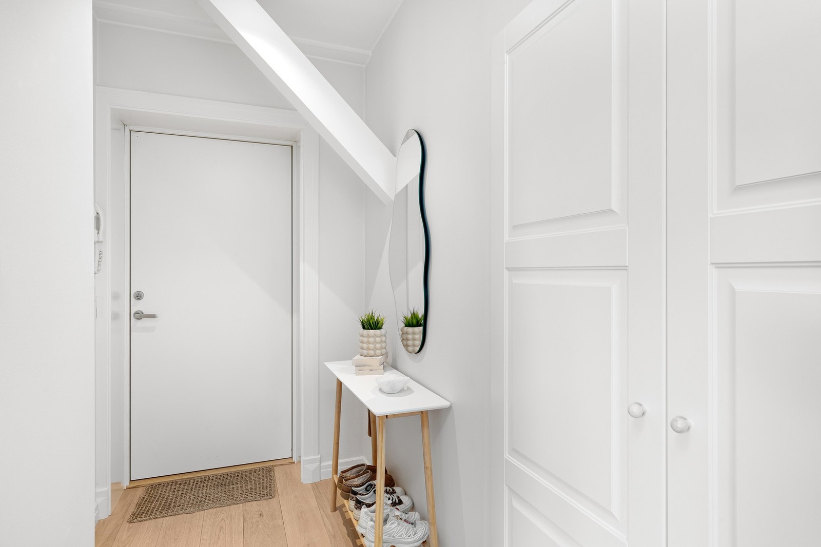 Entréen er tiltalende, med plass til oppbevaring av sko og yttertøy. Galleribilde