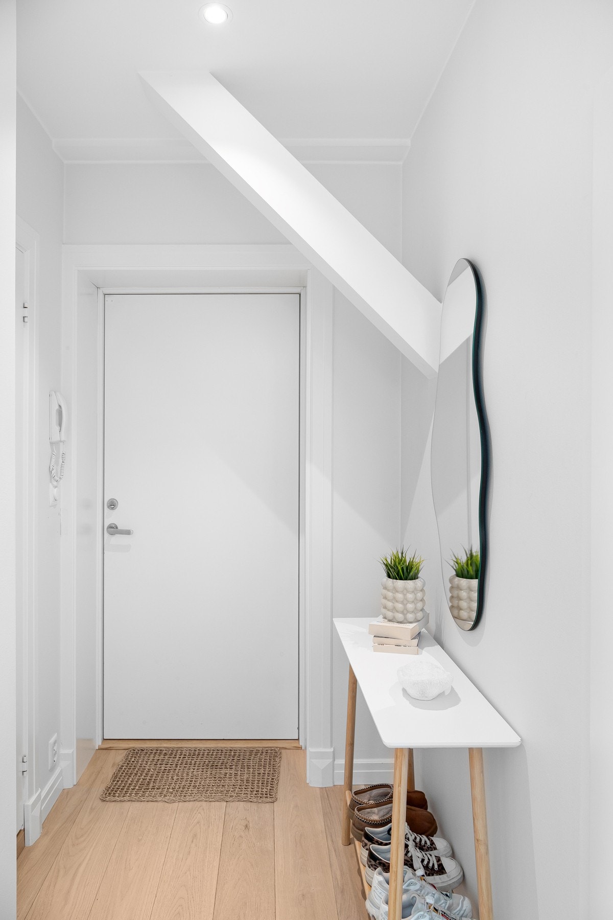 Entréen er tiltalende, med plass til oppbevaring av sko og yttertøy. Galleribilde