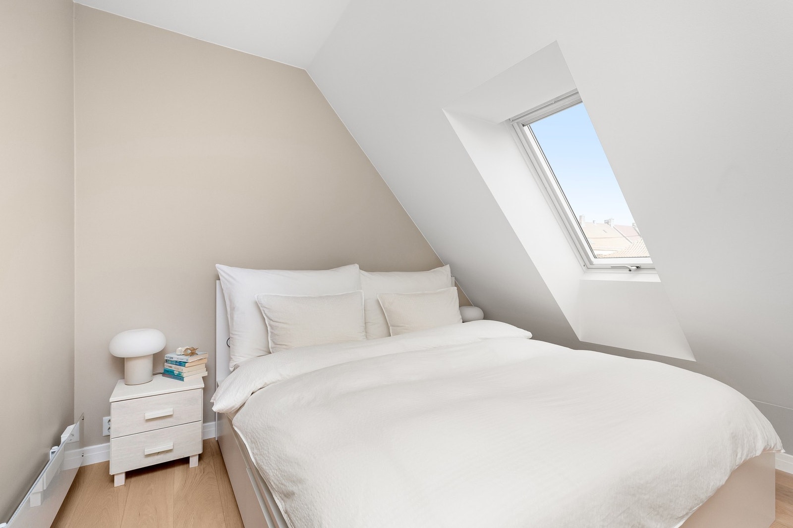 Soverom II er også av god størrelse med plass til dobbeltseng og garderobeløsning. Galleribilde