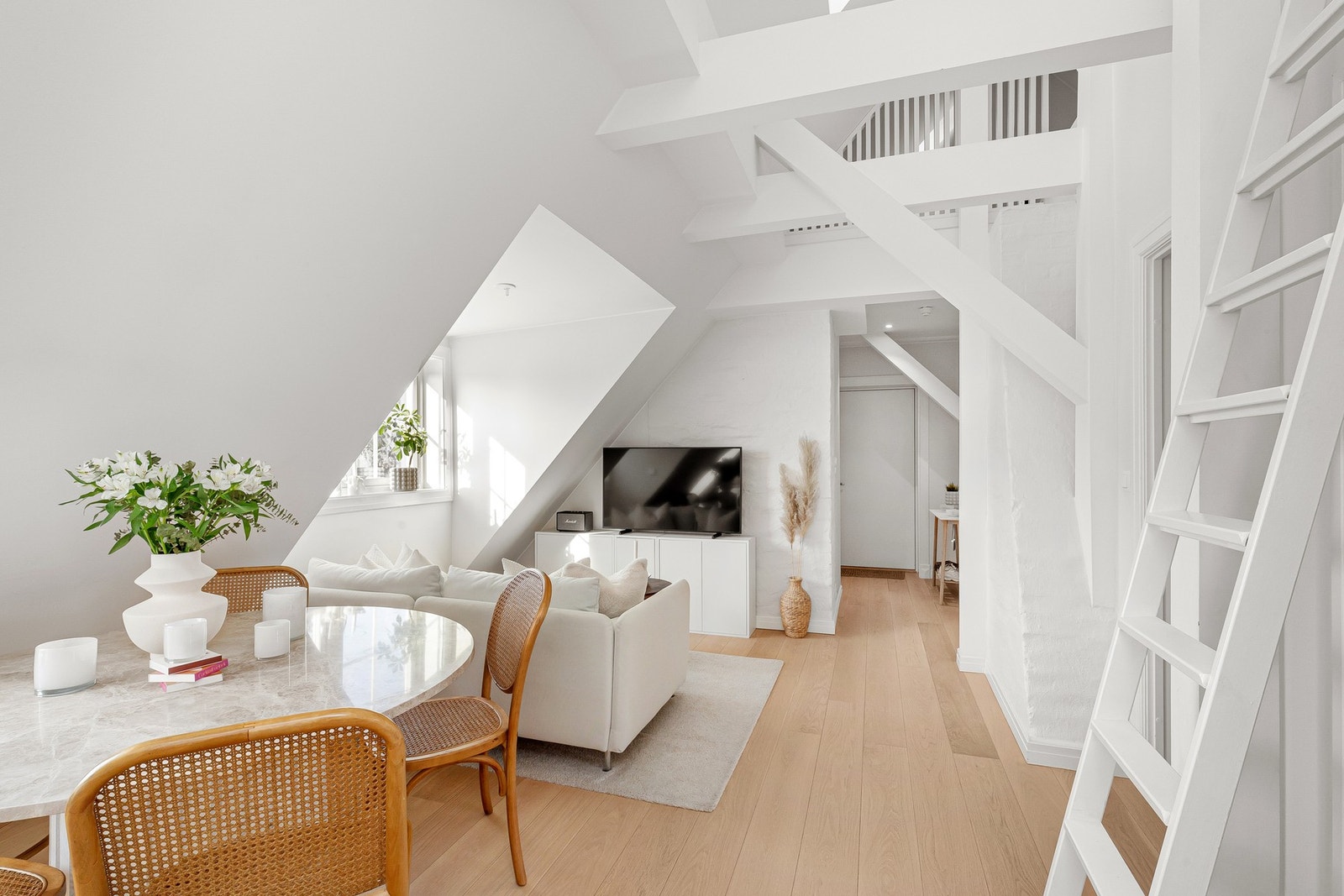 Det medfølger en kjellerbod på 5 m2, samt en loftsbod på 2 m2. Galleribilde