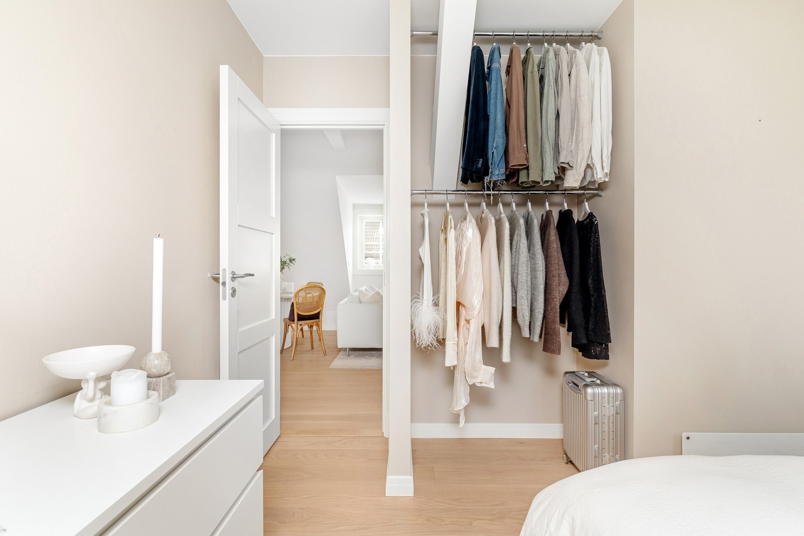 Godt med skapplass i innebygd garderobeskap. Galleribilde