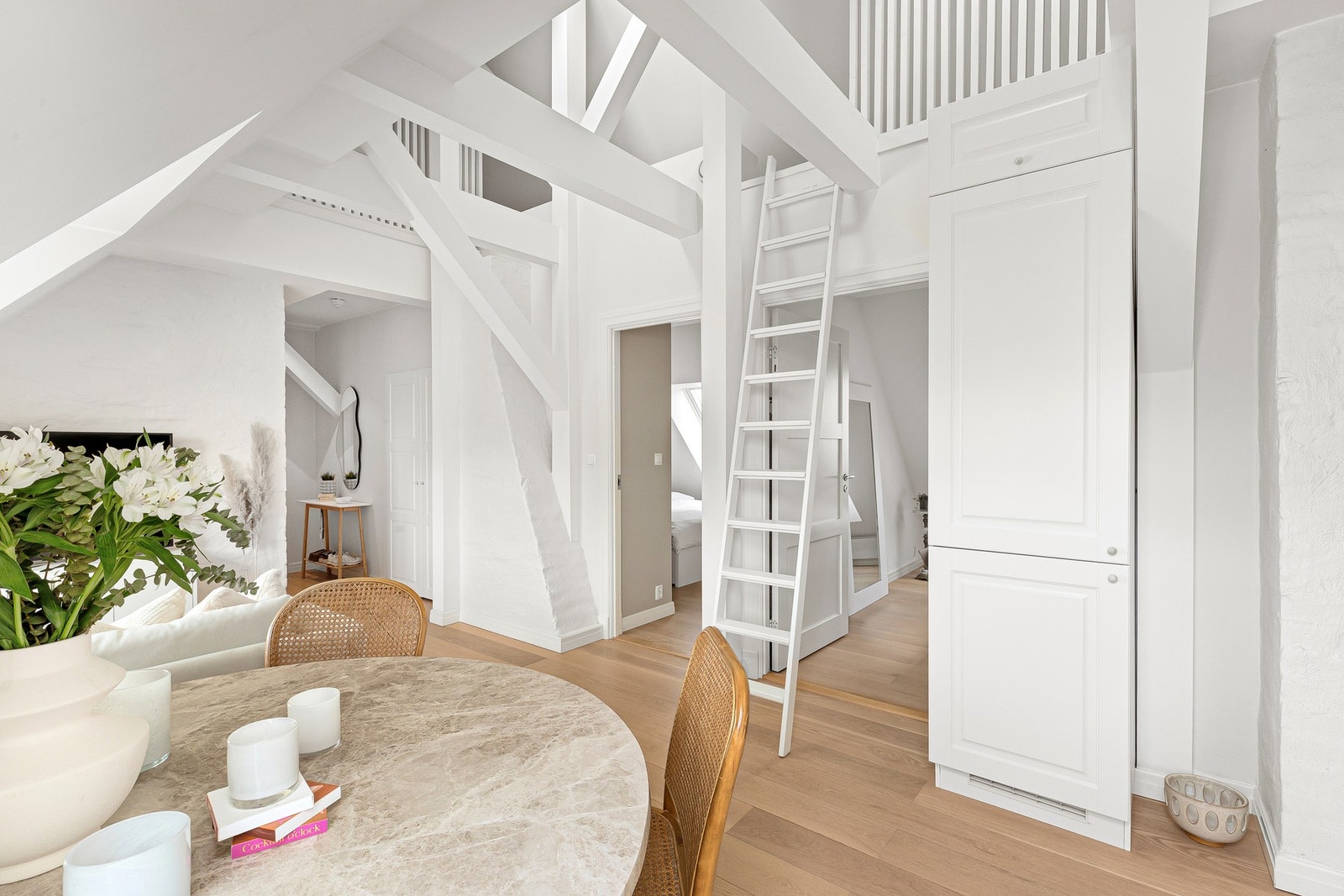 Fra stuen har man tilgang til en stor hems som som kan brukes til gjesteavdeling og lounge. Galleribilde