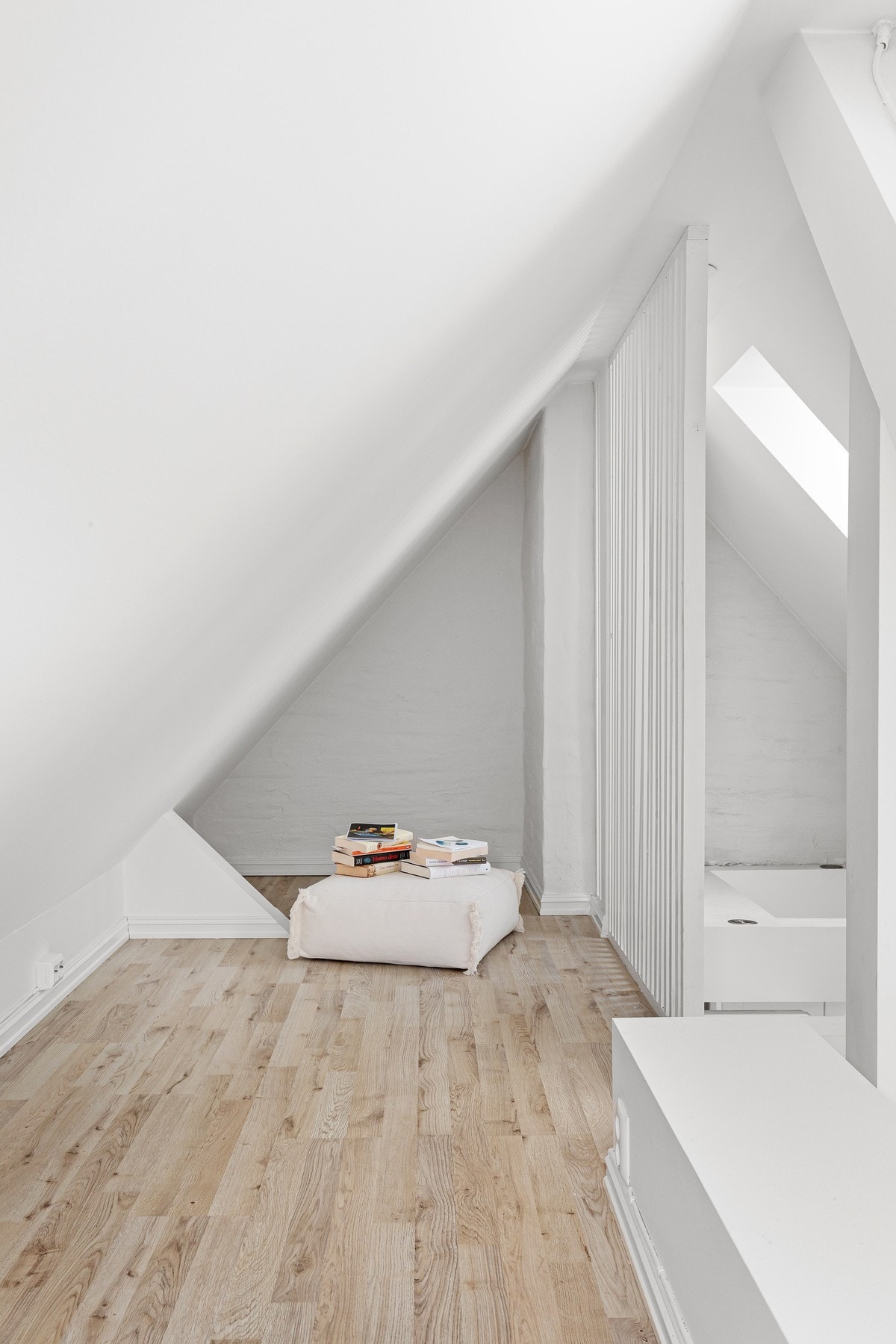 Varmtvannsbereder (176 liter)
fra 2014 er plassert i eget rom oppe ved hems. Galleribilde