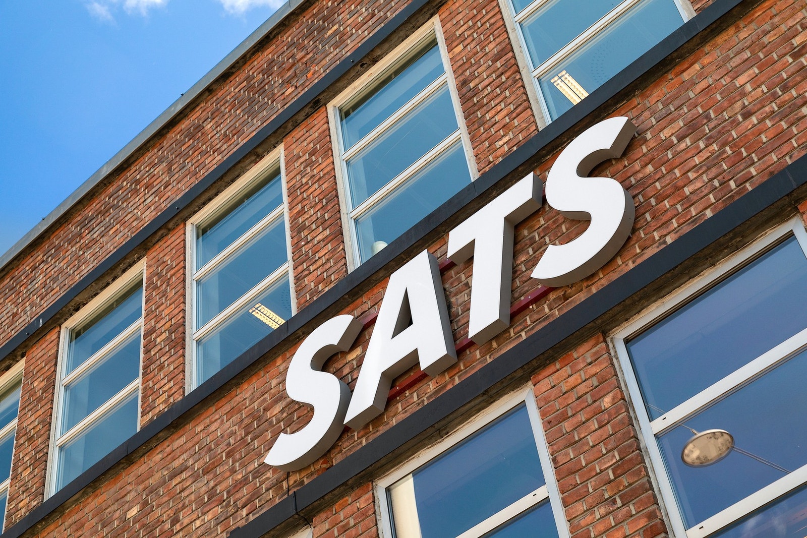 Borettslaget har kjøpt hengekøyestativ, som beboerne kan bruke fritt med sine private hengekøyer. Galleribilde