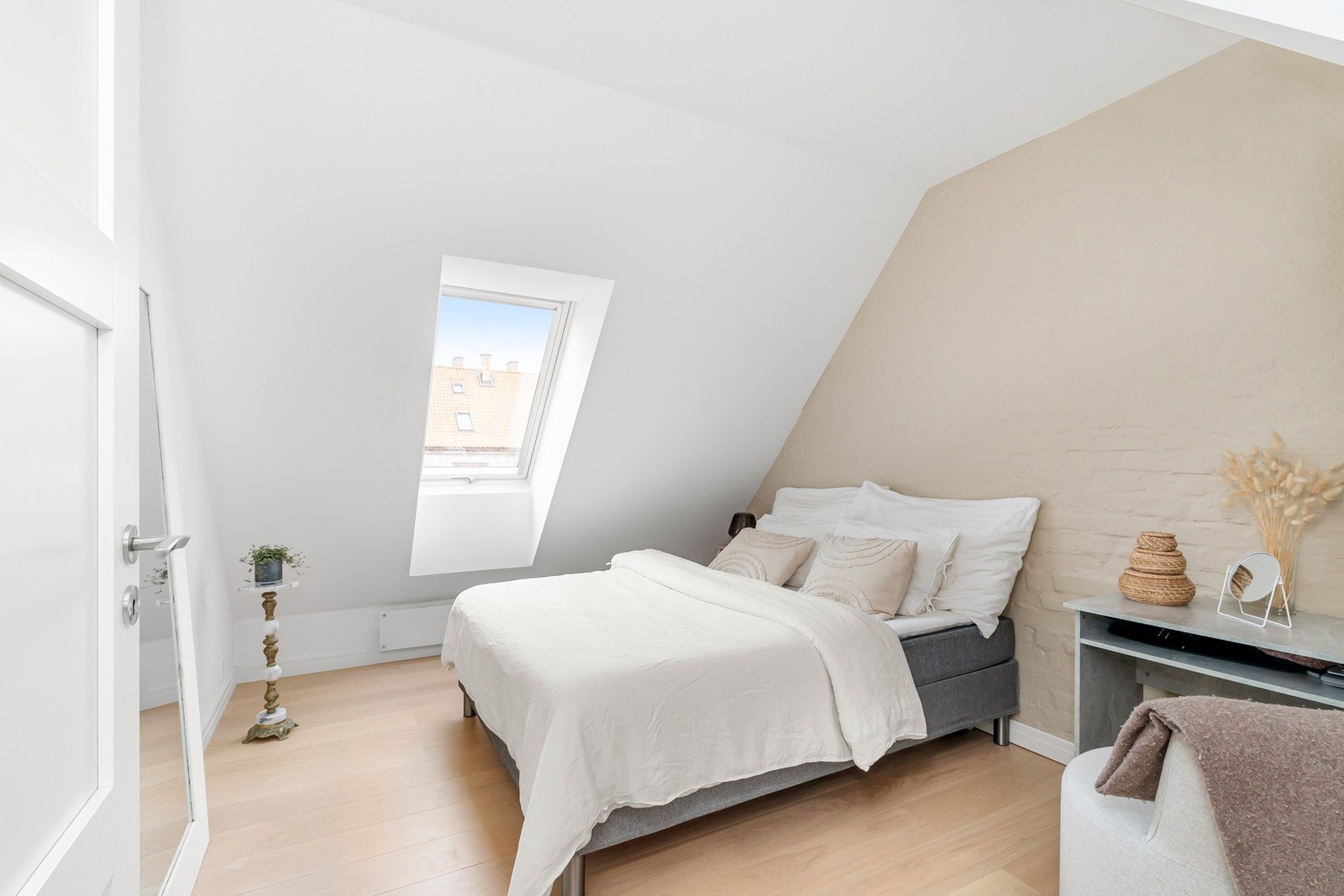 Hovedsoverom er holdt i moderne farge som står i stil med resten av leiligheten. Galleribilde