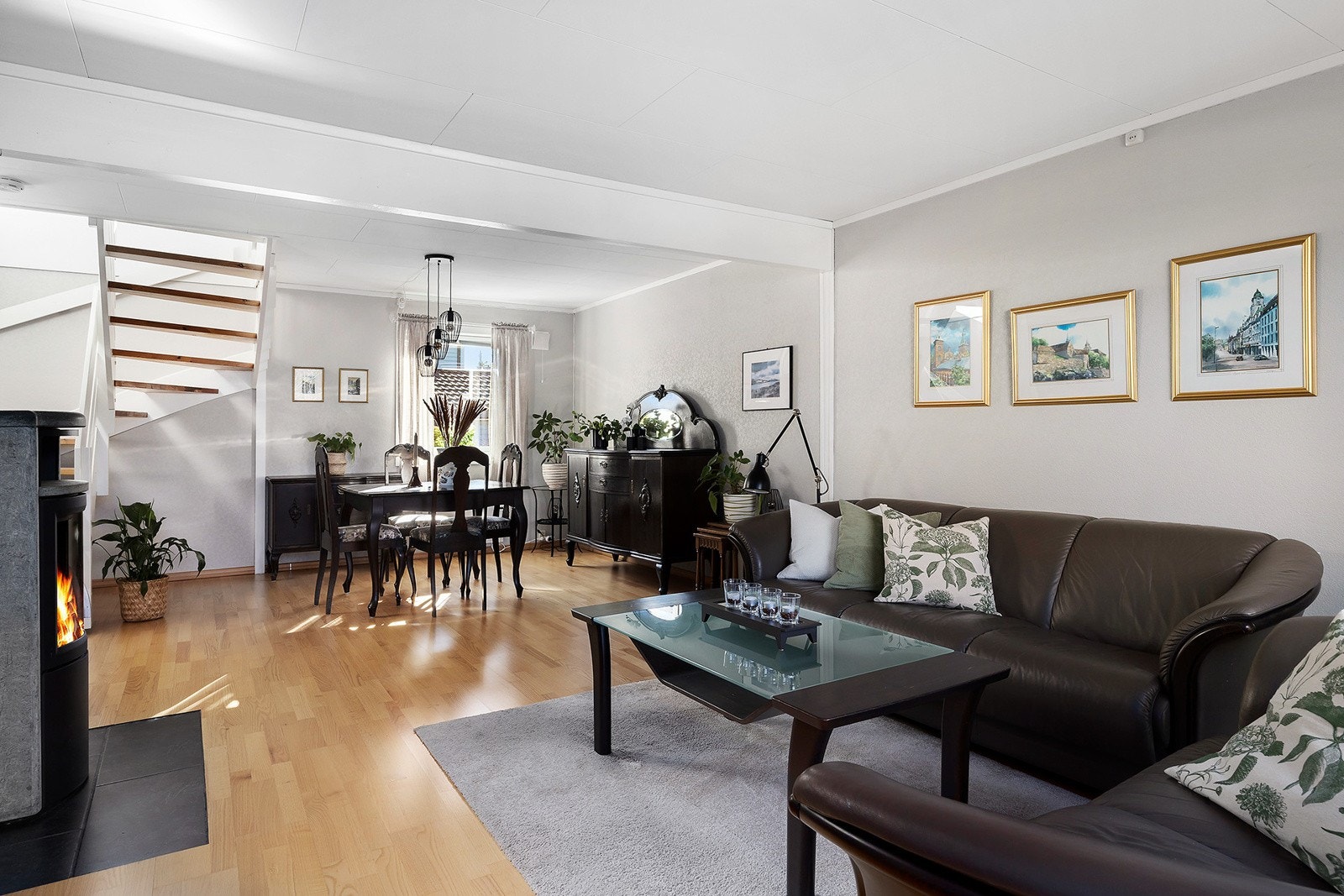 Etterisolering av vegger og himling/tak, nytt panel, nye vinduer og dører, nye loftsluker og nytt tak i 2019. Galleribilde