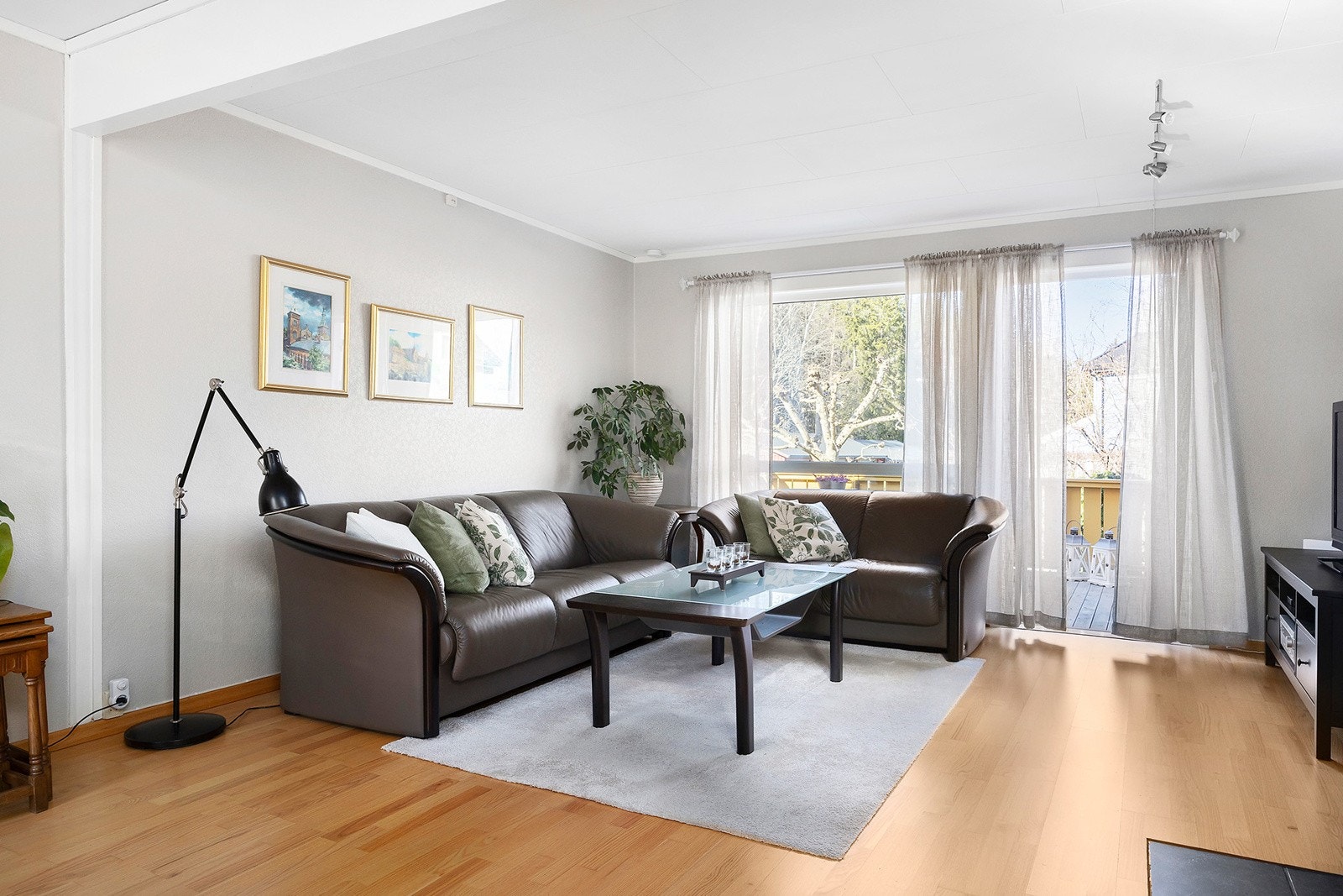 Fra stue er det utgang til terrasse. Galleribilde