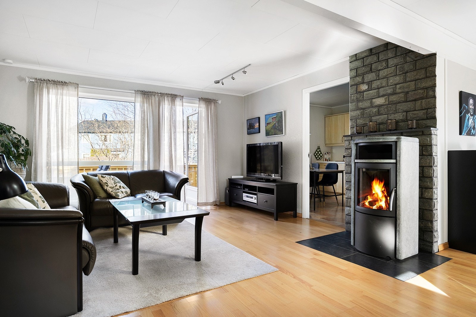 Peisovn er plassert i stue. Galleribilde