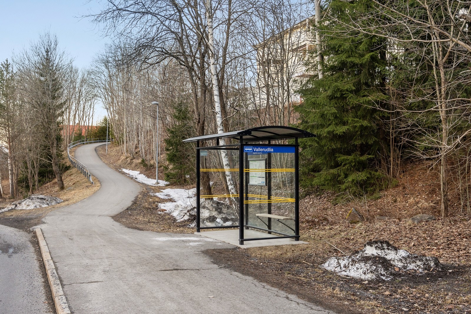 Vallerudlia bussholdeplass ligger ca. 3 min. gange fra boligen. Galleribilde