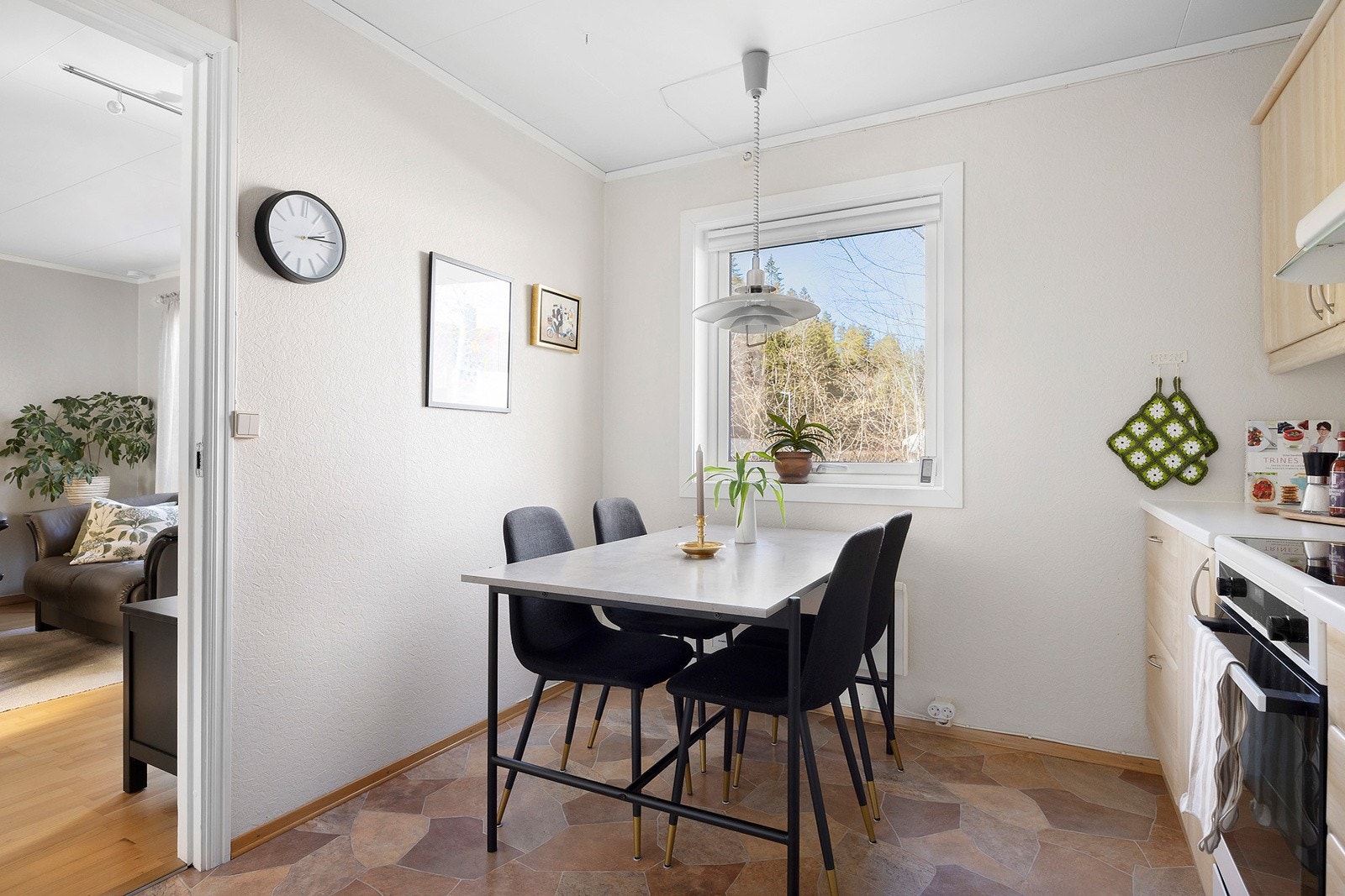 Ved full innfrielse av fellesgjeld vil felleskostnadene bli kr. 3 622,- + påbyggingstillegg 190,-. Galleribilde