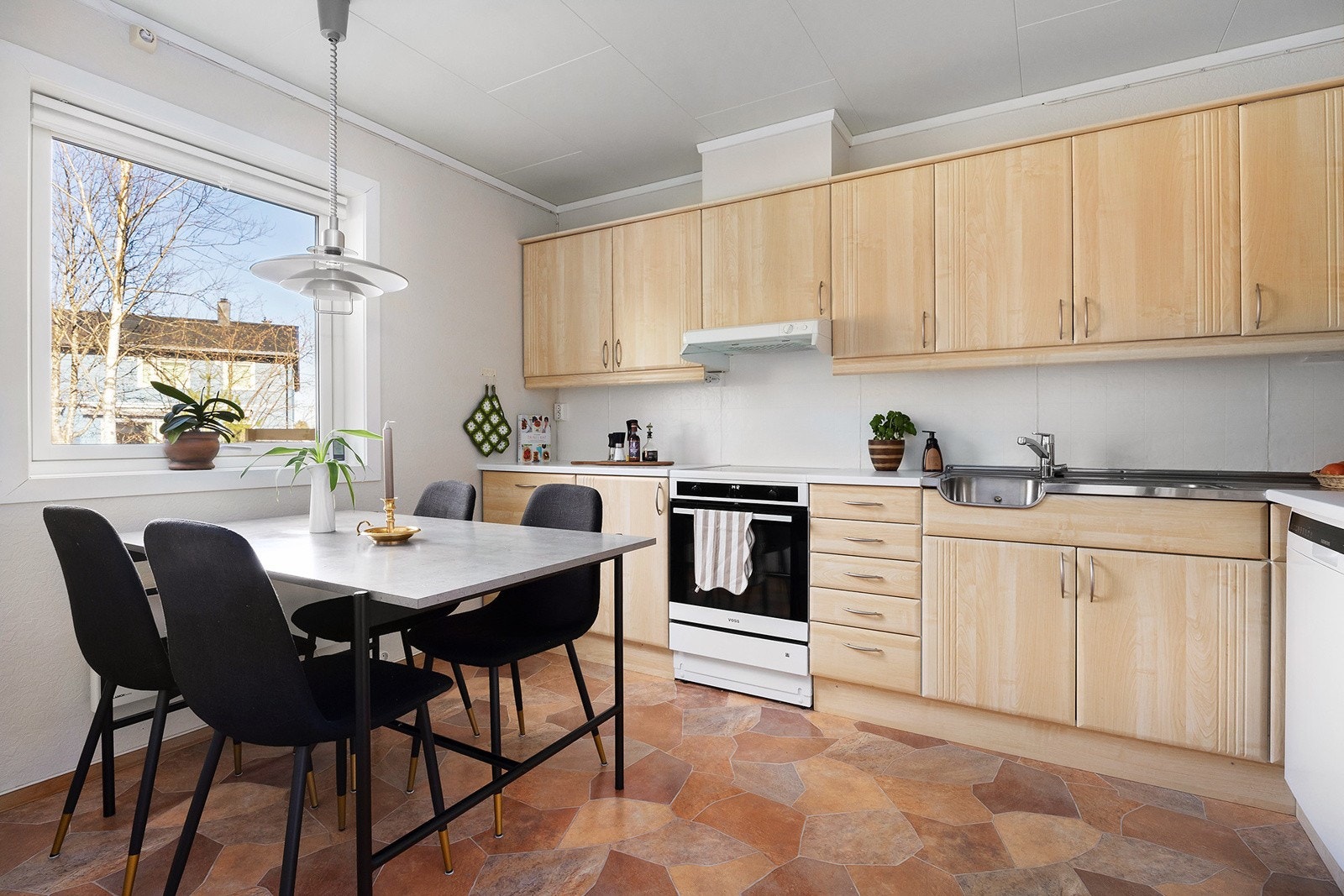 Kjøkkeninnredning med profilerte fronter fra byggeår med nye fronter i 2007. Galleribilde