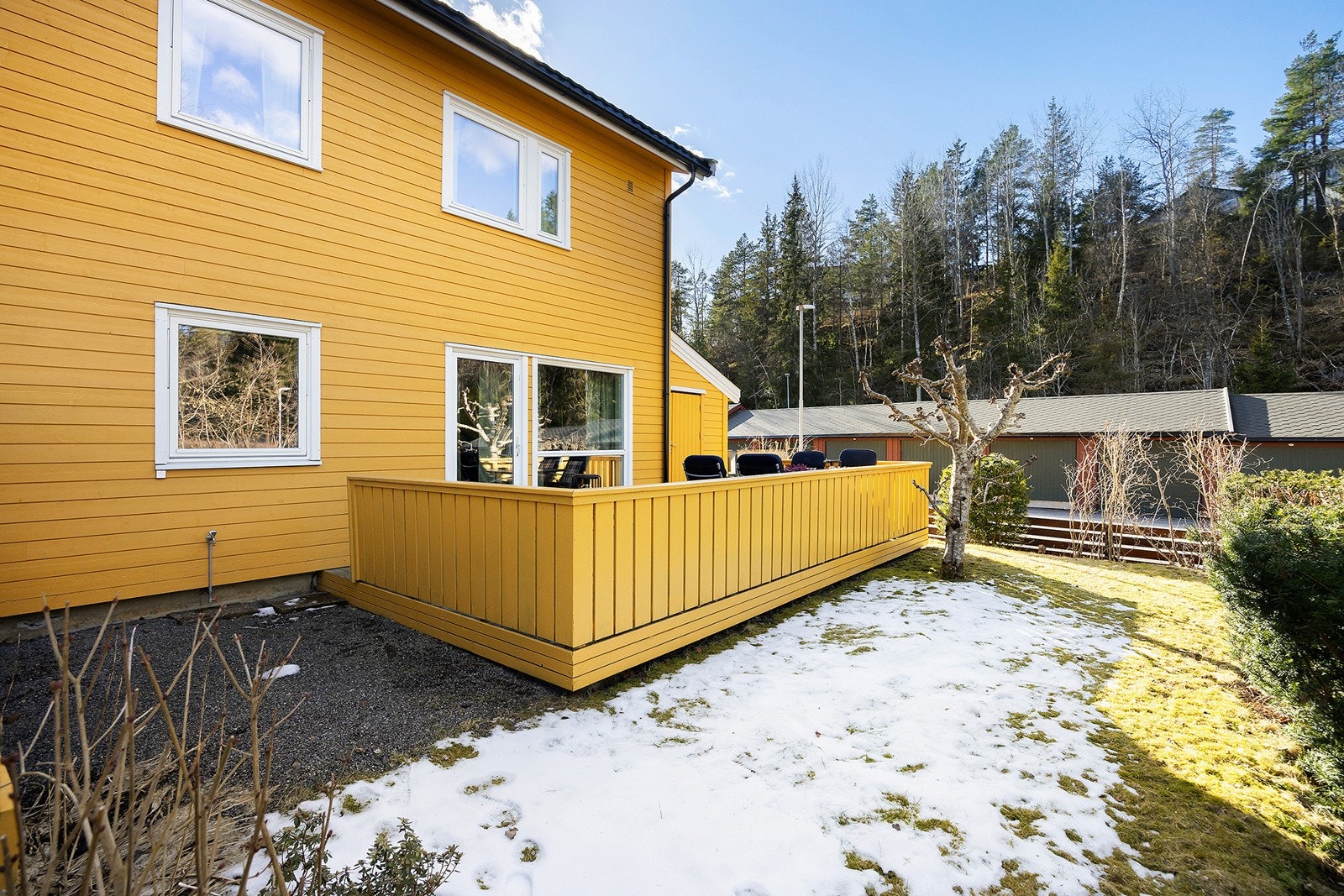 Terrasse på 21m². Terrassen er belagt med terrassebord og har rekkverk av trekonstruksjoner. Galleribilde