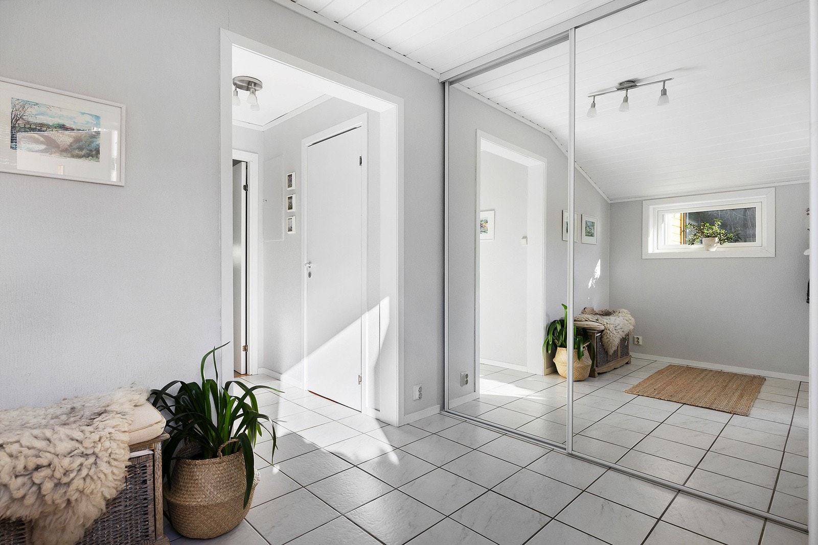 Entré med skyvedørsgarderobe. Galleribilde