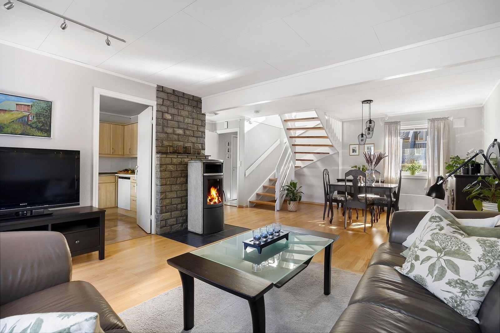 Romslig stue med parkett på gulv, og malte veggoverflater. Galleribilde