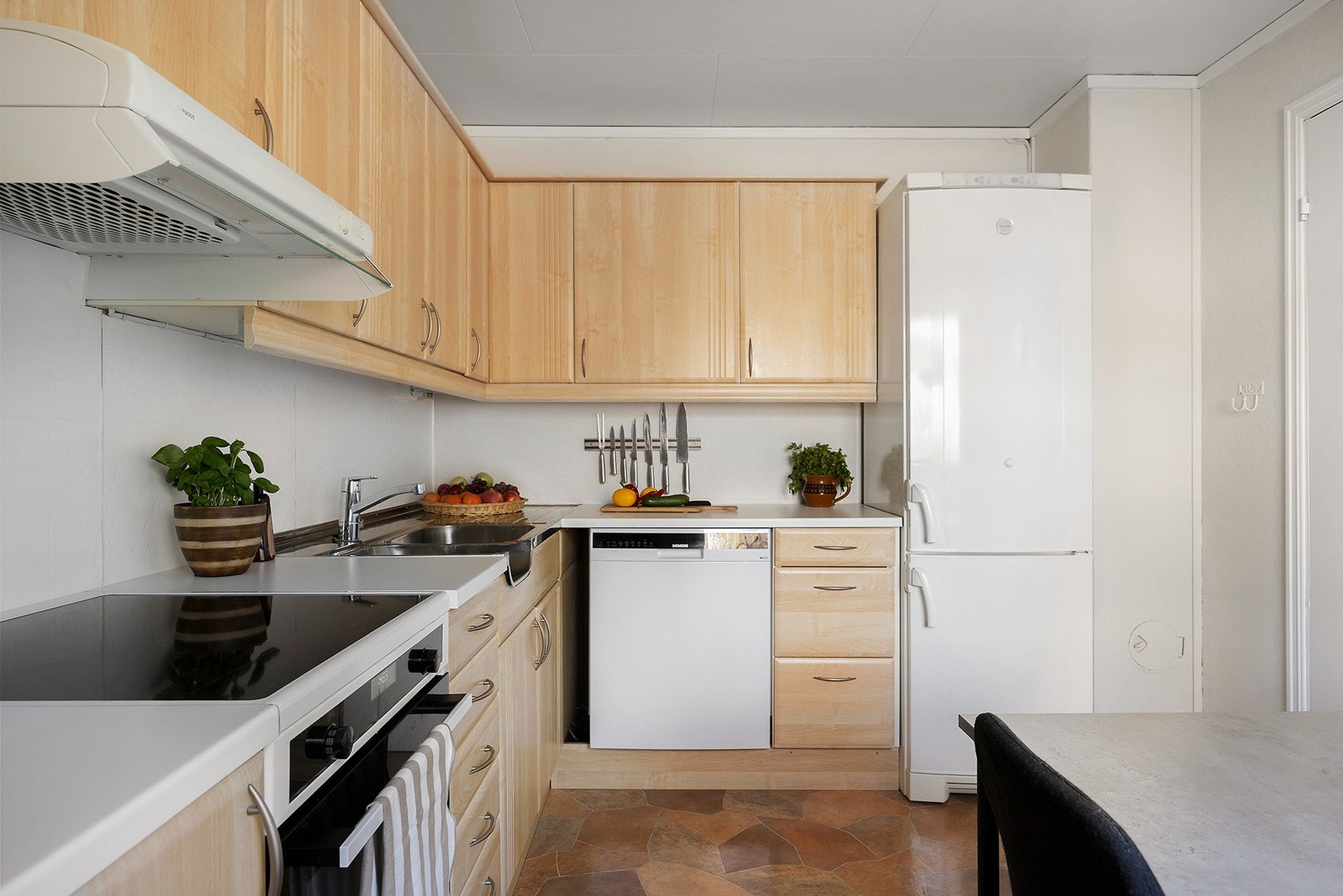 Kjøleskap med frysedel, oppvaskmaskin og komfyr følger boligen ved salg. Galleribilde