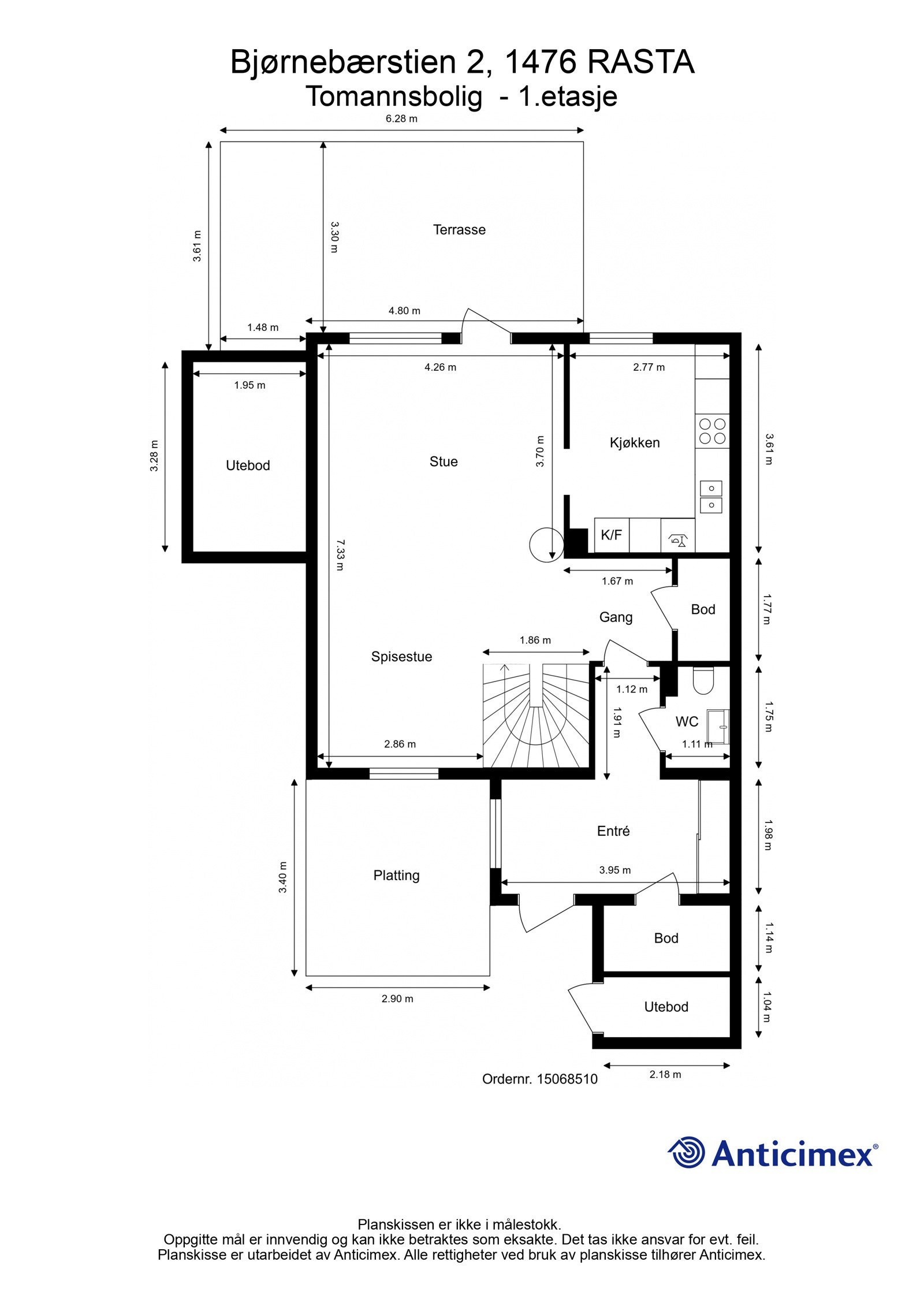 1. etasje består av entré, gang, toalettrom, kjøkken, spisestue, stue og to innvendige boder. Galleribilde