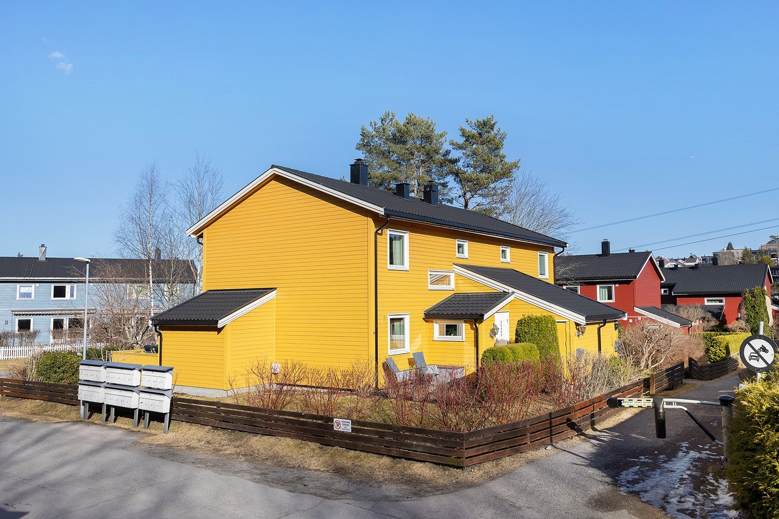 Halvpart av tomannsbolig over 2 plan, utbygget med entré og stor utebod. Galleribilde