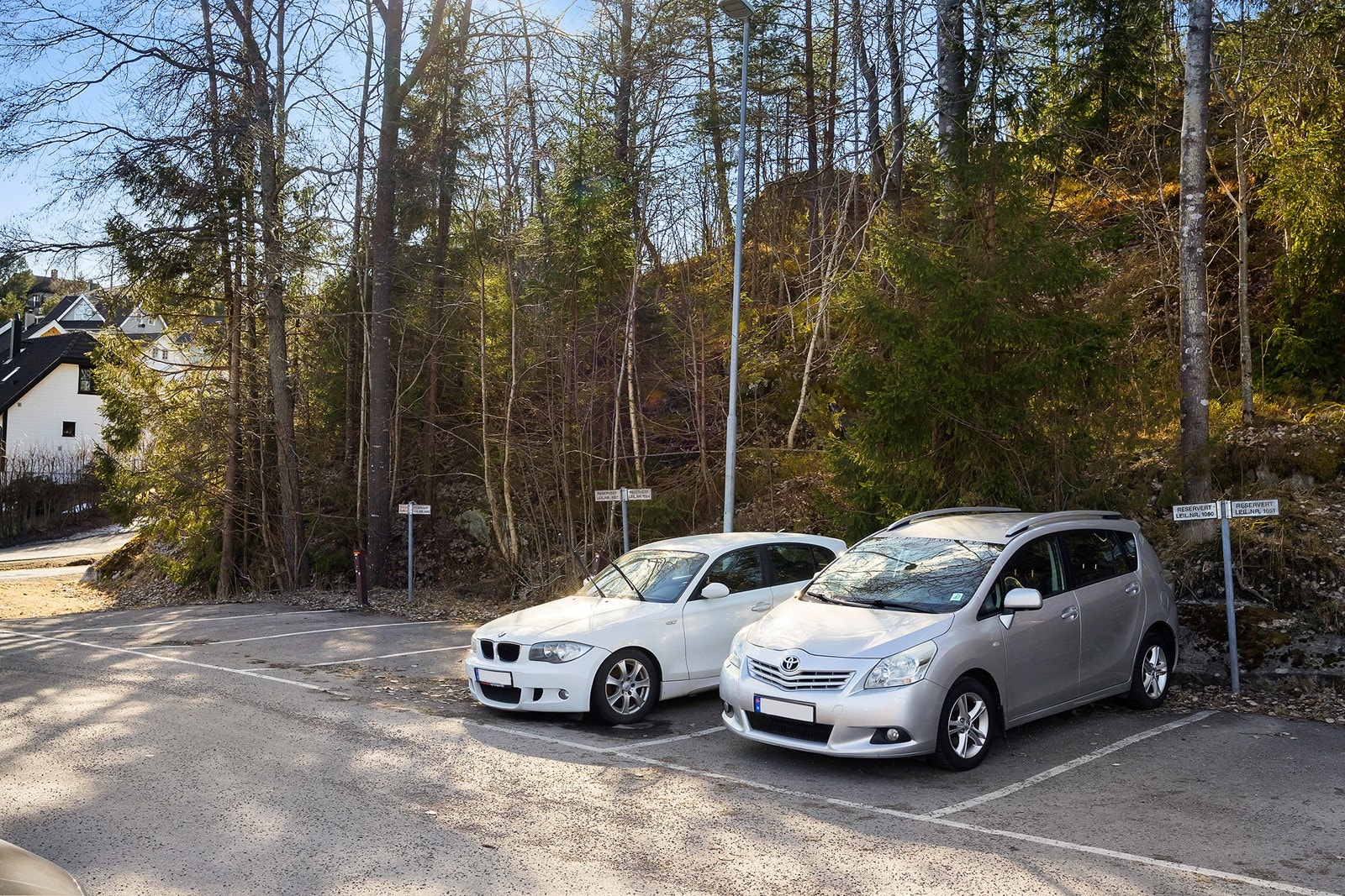 Boligen disponerer to biloppstillingsplasser i felles uteområdet. Galleribilde