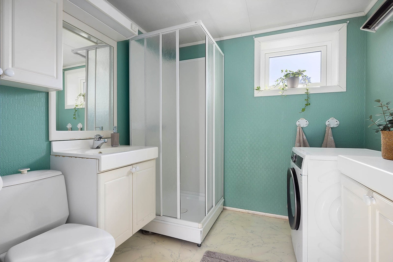 Baderom fra byggeår. Gulvflate er belagt med belegg, vegger med malte flater, og opplegg for vaskemaskin. Galleribilde