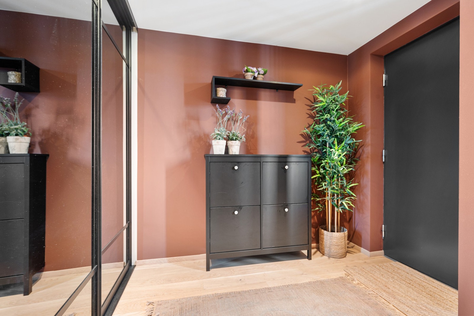 Innbydende entré med stor skyvedørsgarderobe og skoskap som medfølger leiligheten Galleribilde