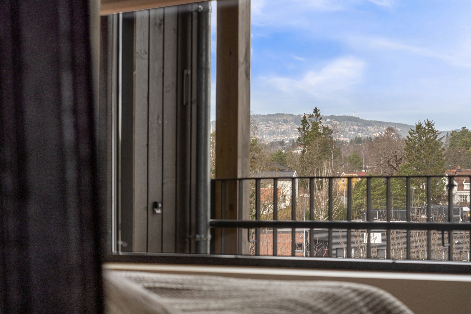 Utsikt fra soverommet mot Holmenkollen Galleribilde