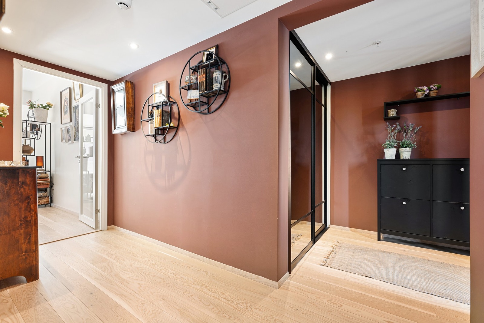 De terracottafargede veggene gir en lun atmosfære Galleribilde