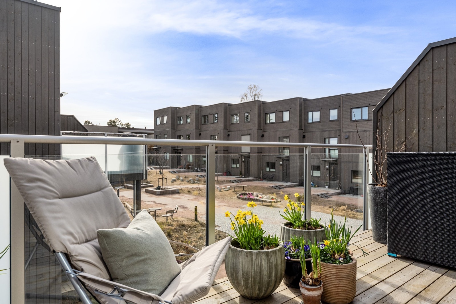 Balkong på 14 kvm som vender inn mot hyggelige fellesarealer Galleribilde