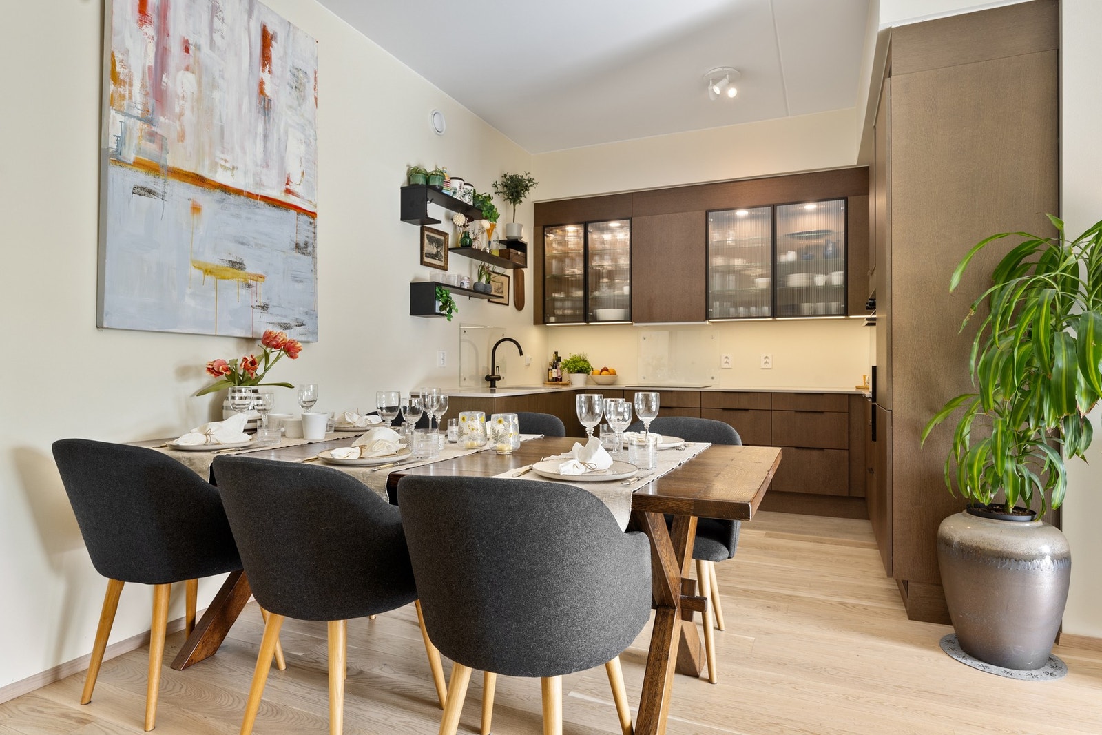 Pent, oppgradert kjøkken med integrerte hvitevarer Galleribilde