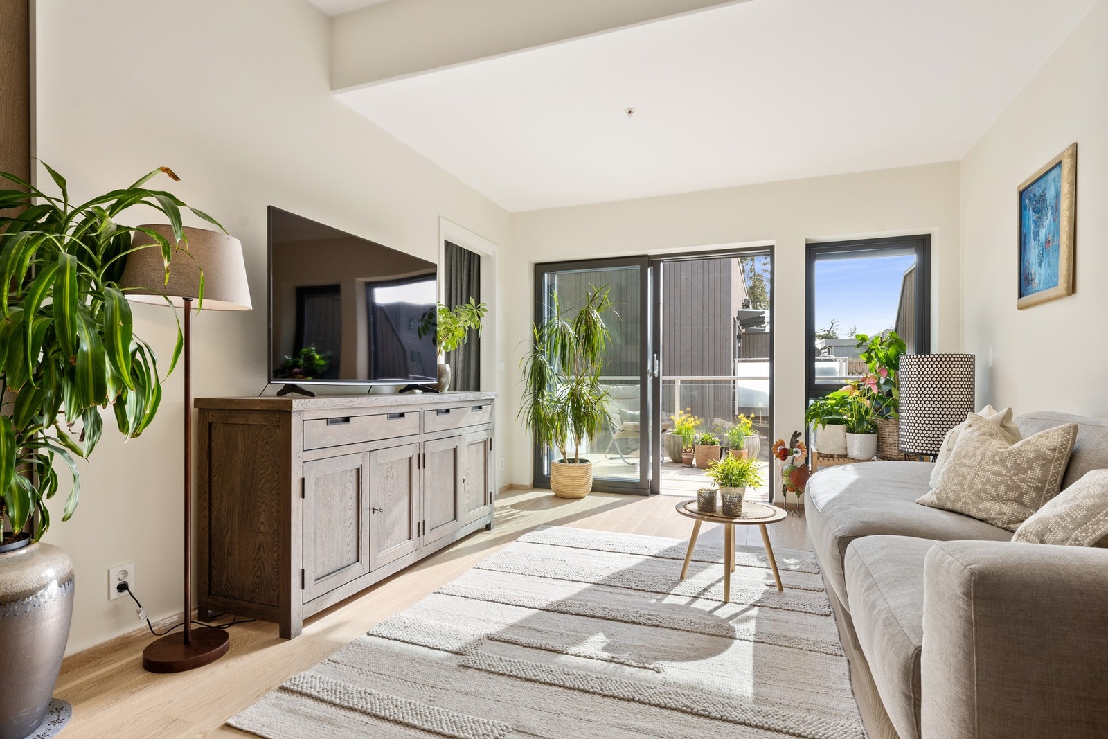 Allrommet er lyst, med gode soner for stue og kjøkken Galleribilde