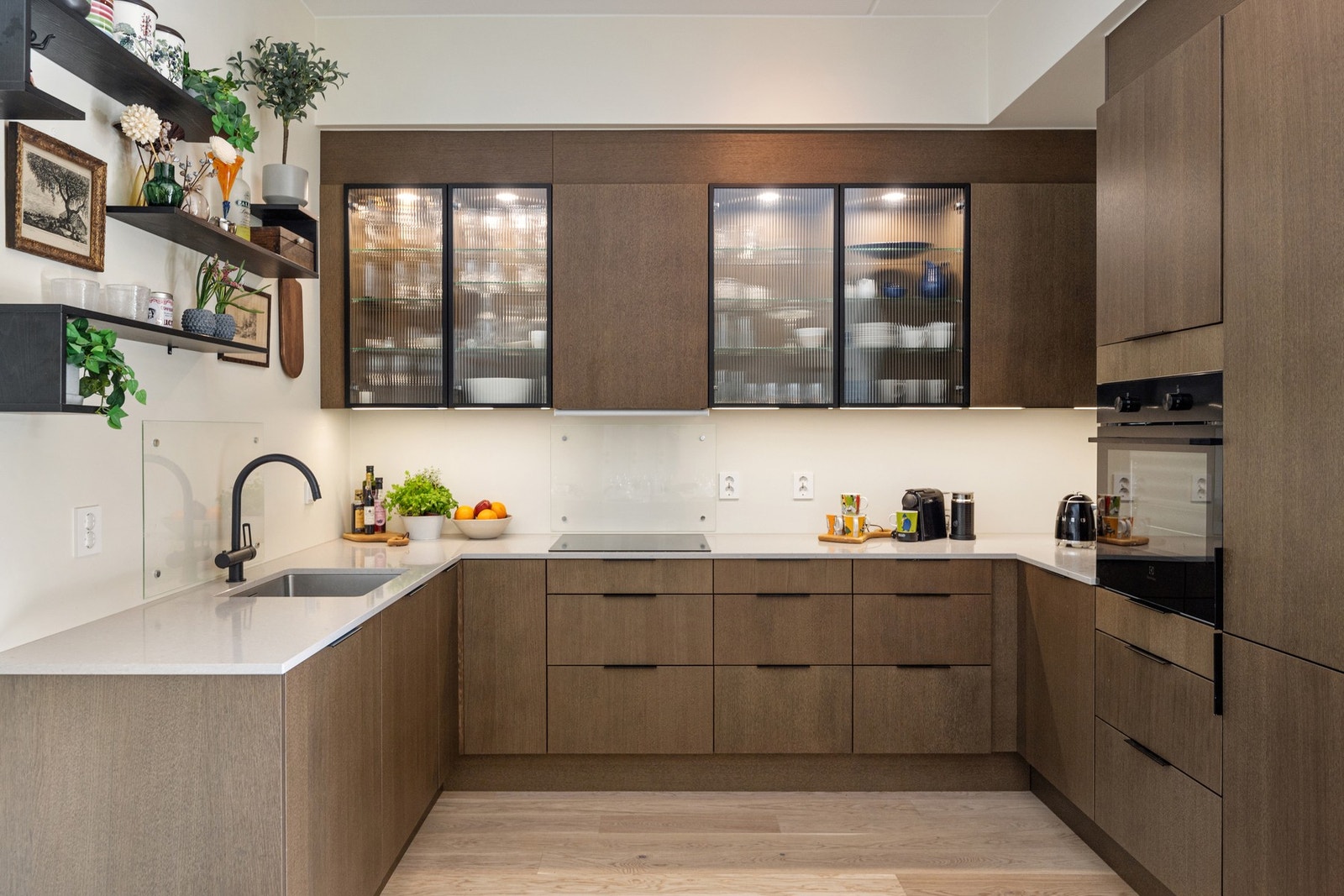 Oppgradert HTH kjøkken - med god takhøyde på kjøkkenet Galleribilde