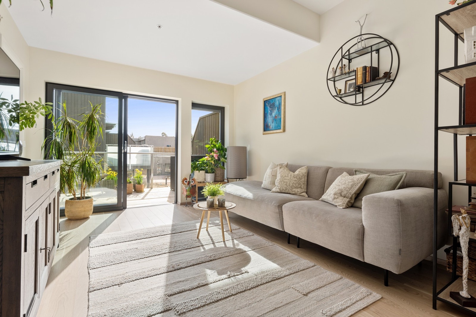 Utgang til 14 kvm solrik balkong fra stuen Galleribilde