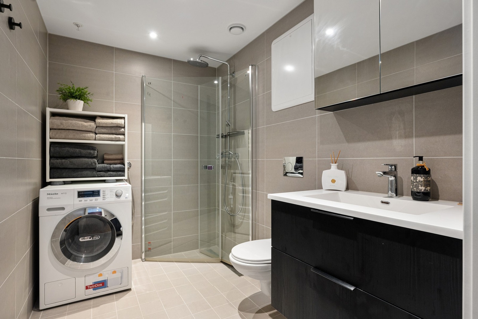 Pent bad med delikate fargevalg og opplegg for vaskemaskin Galleribilde