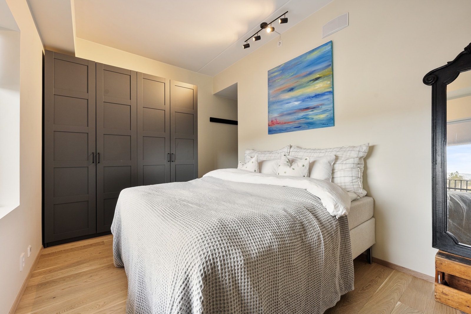 Soverom 1 med god takhøyde og lite walk-in closet. God plass til garderobe (medfølger ikke) Galleribilde