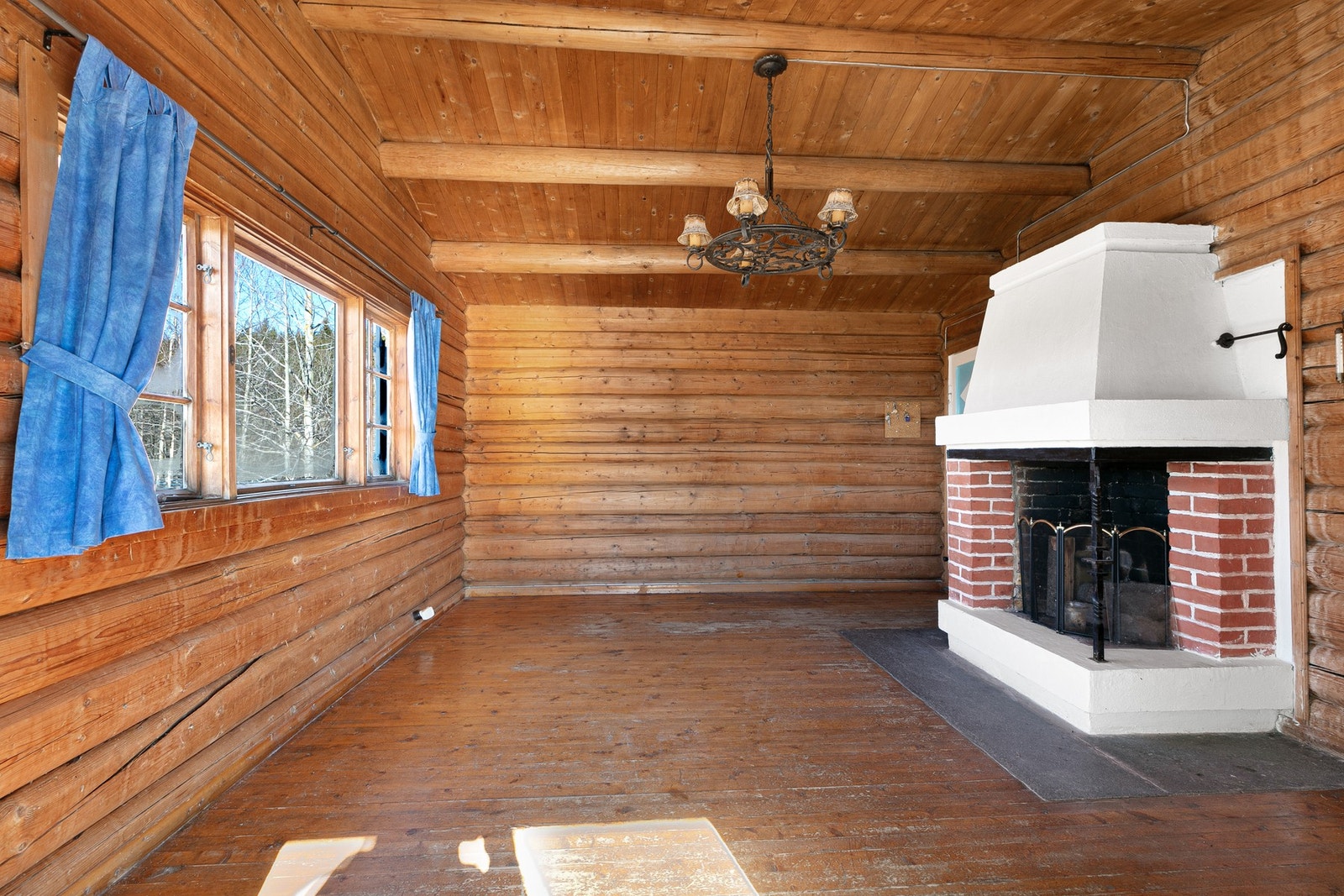 Selve hytta er laget av tømmer Galleribilde