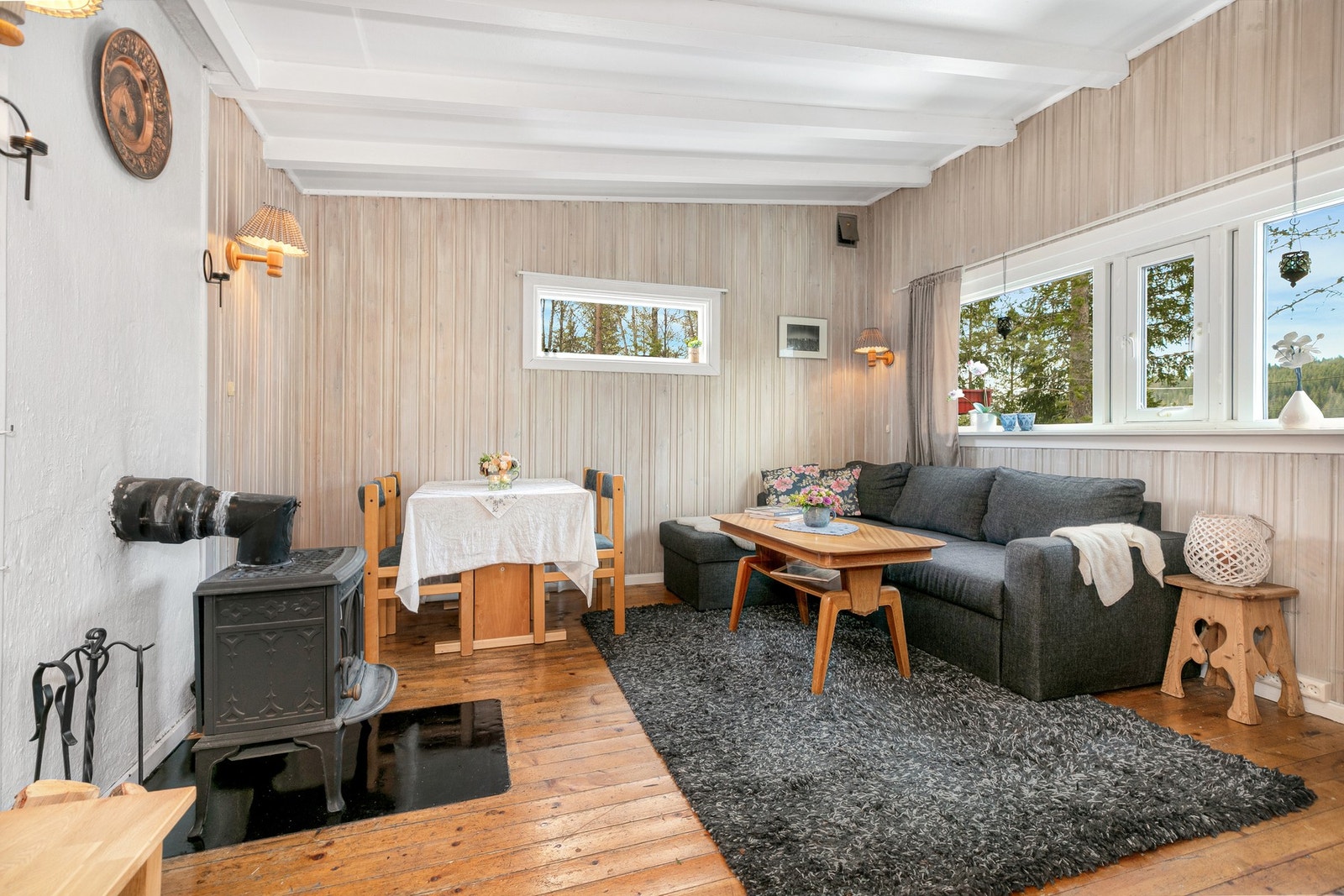 Store vinduer gir rikelig med naturlig lys og en hyggelig atmosfære. Galleribilde