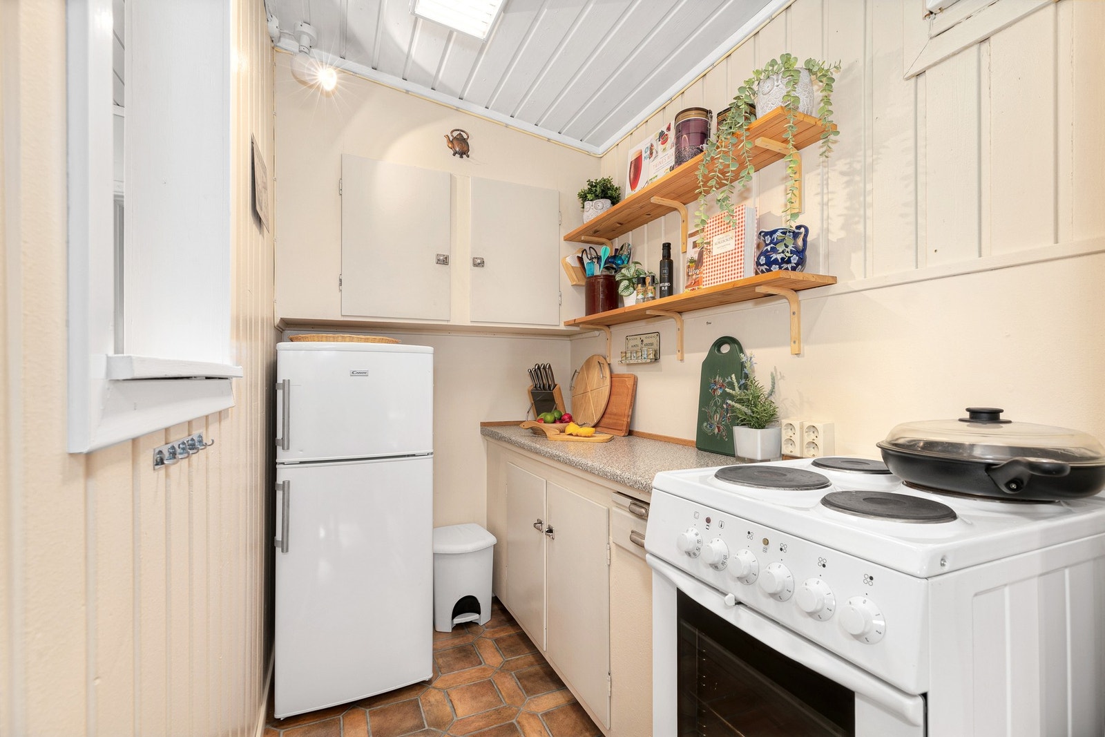 Praktisk plassbygd kjøkken med gode oppbevaringsmuligheter. Galleribilde