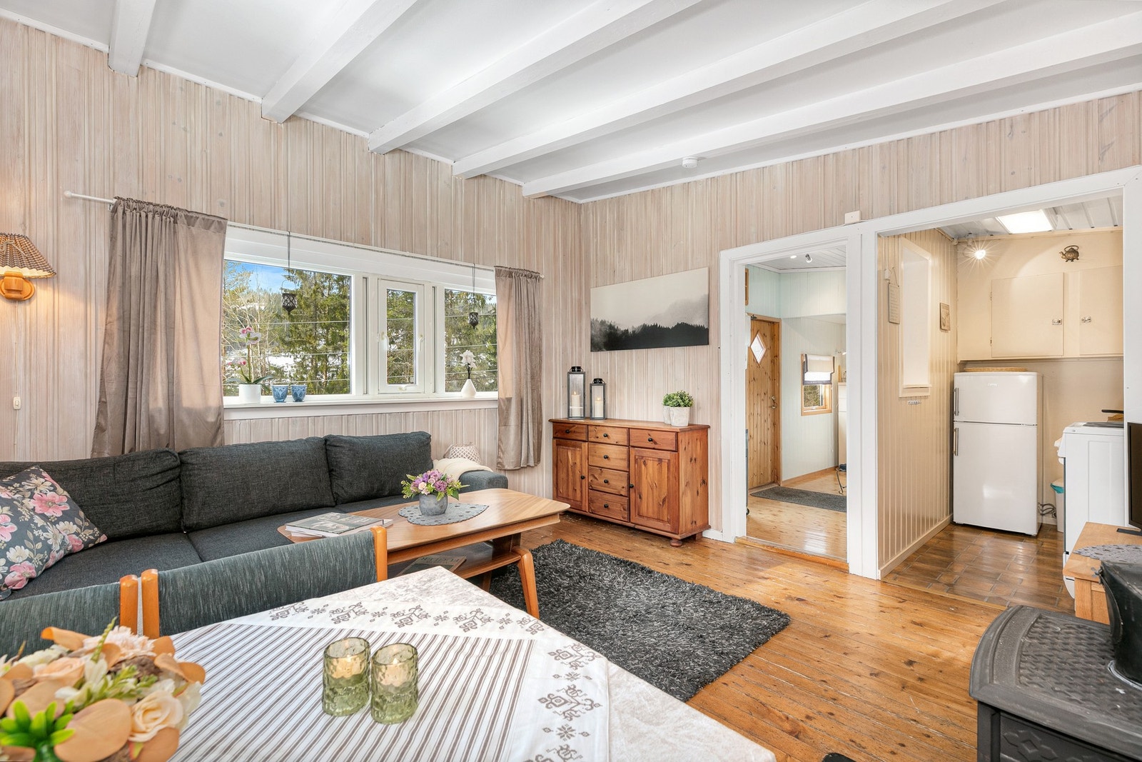 Lun og koselig stue med peisovn som varmer godt på kalde dager. Galleribilde