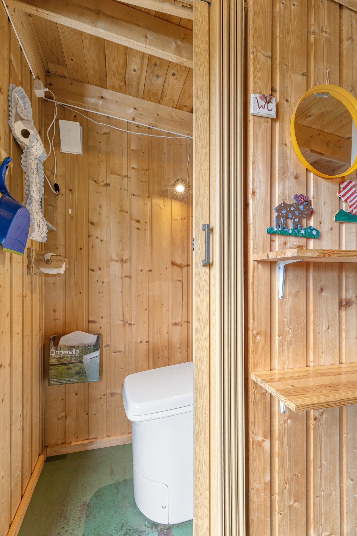 Toalettrom i uthuset med Cinderella forbrenningstoalett. Galleribilde