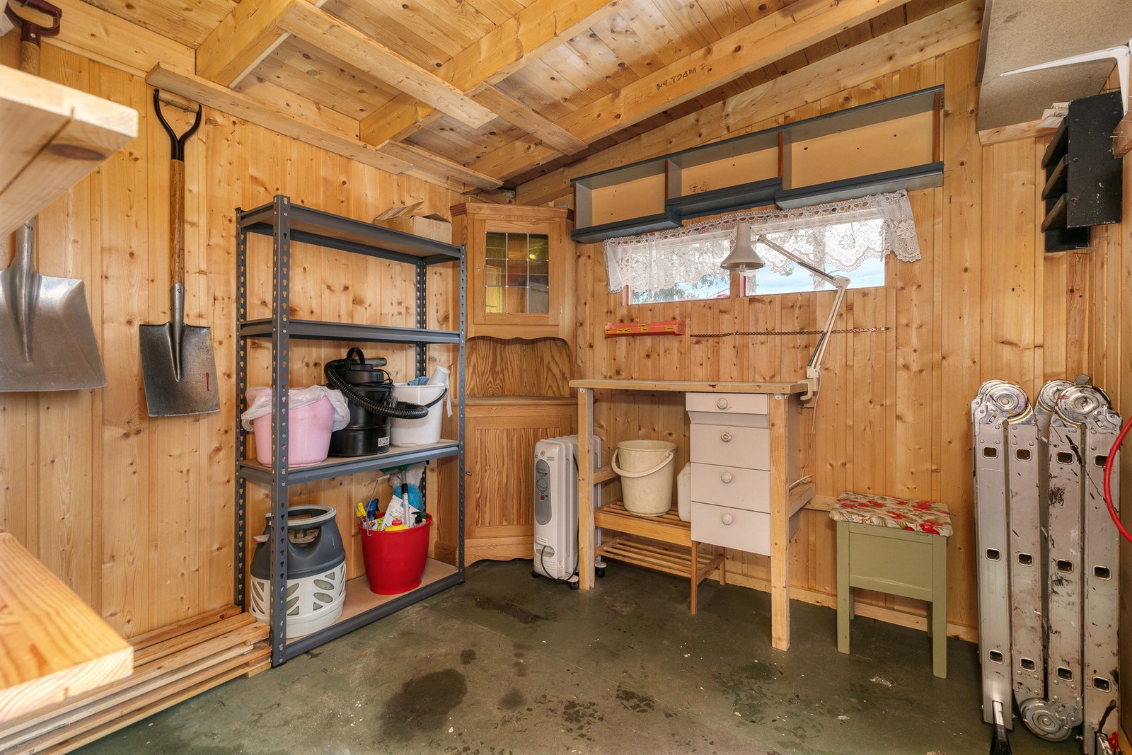 Panelvegger og treverk i taket gir et rustikt preg. Galleribilde