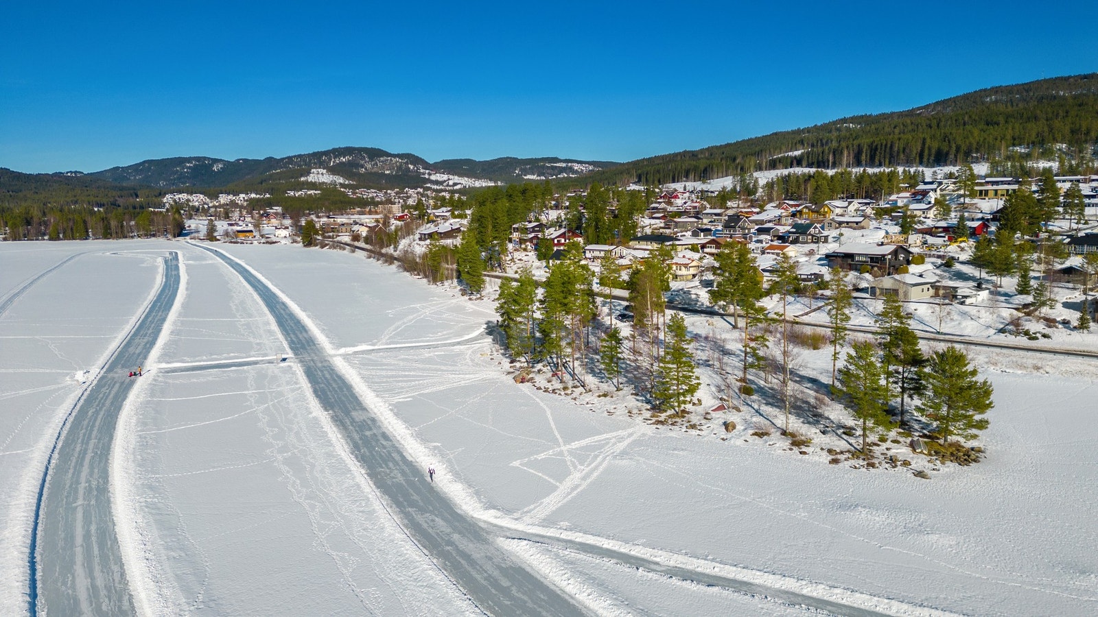 Om vinteren blir det laget skøytebane langs hele Harestuvannet. Galleribilde
