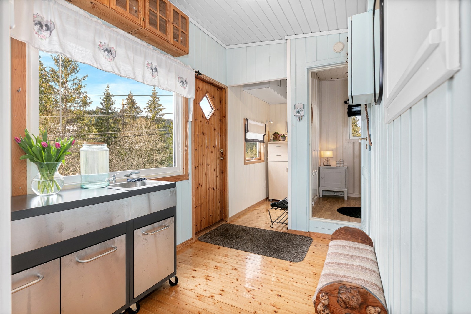 Sjarmerende og funksjonell entré med enkel adkomst til oppholdsrom. Galleribilde