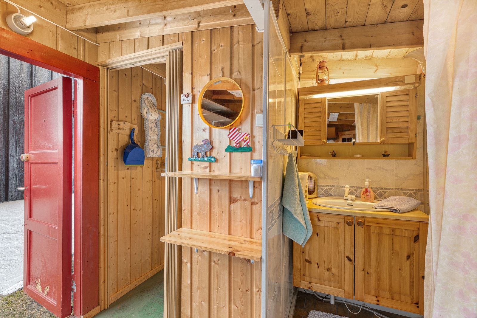 Enkelt, men funksjonelt - naturlig ventilasjon for god lufting. Galleribilde