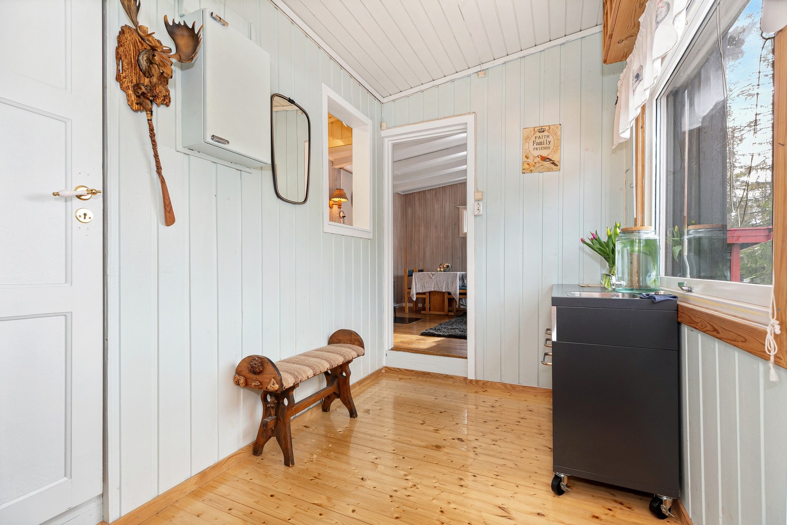 En lys og praktisk entré som setter tonen for resten av hytta. Galleribilde