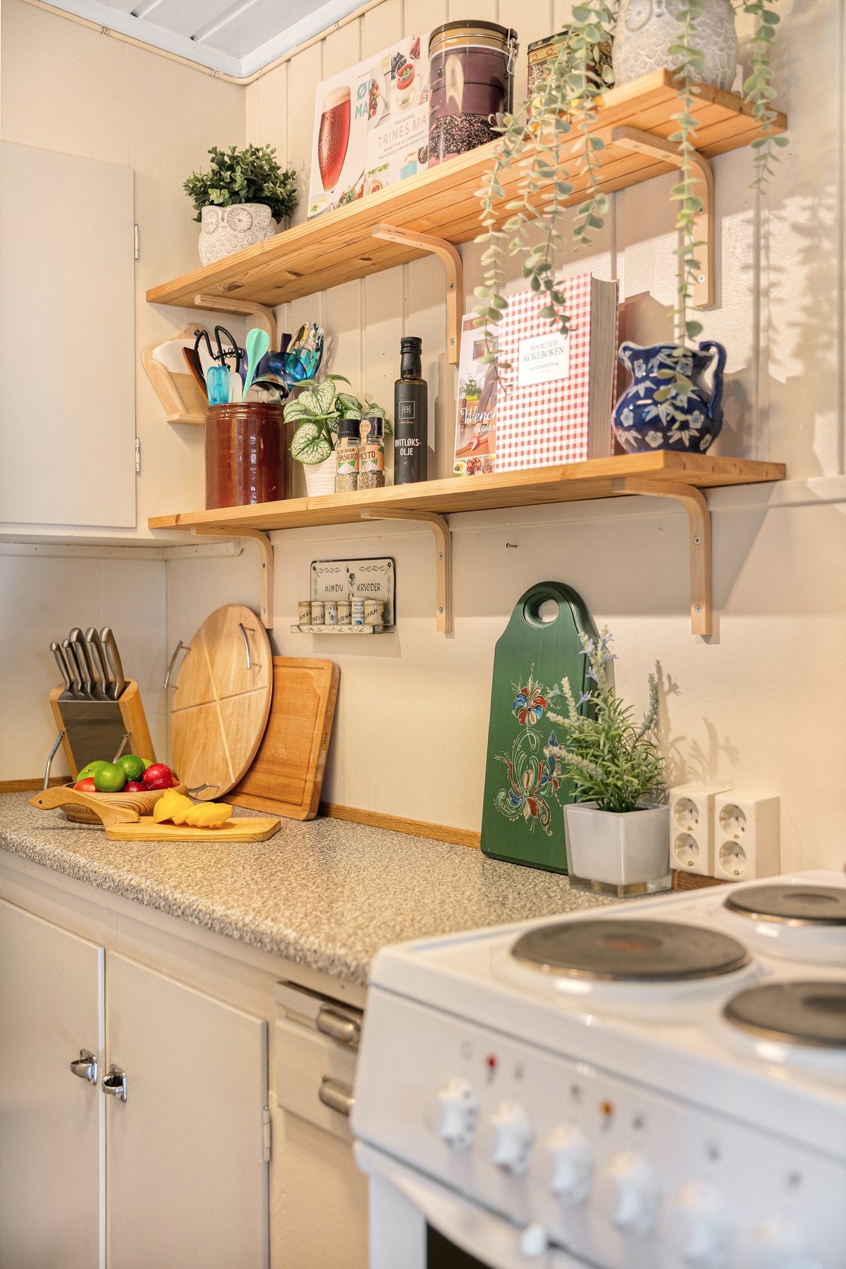 Klassisk innredning med glatte fronter og slitesterk benkeplate i laminat. Galleribilde