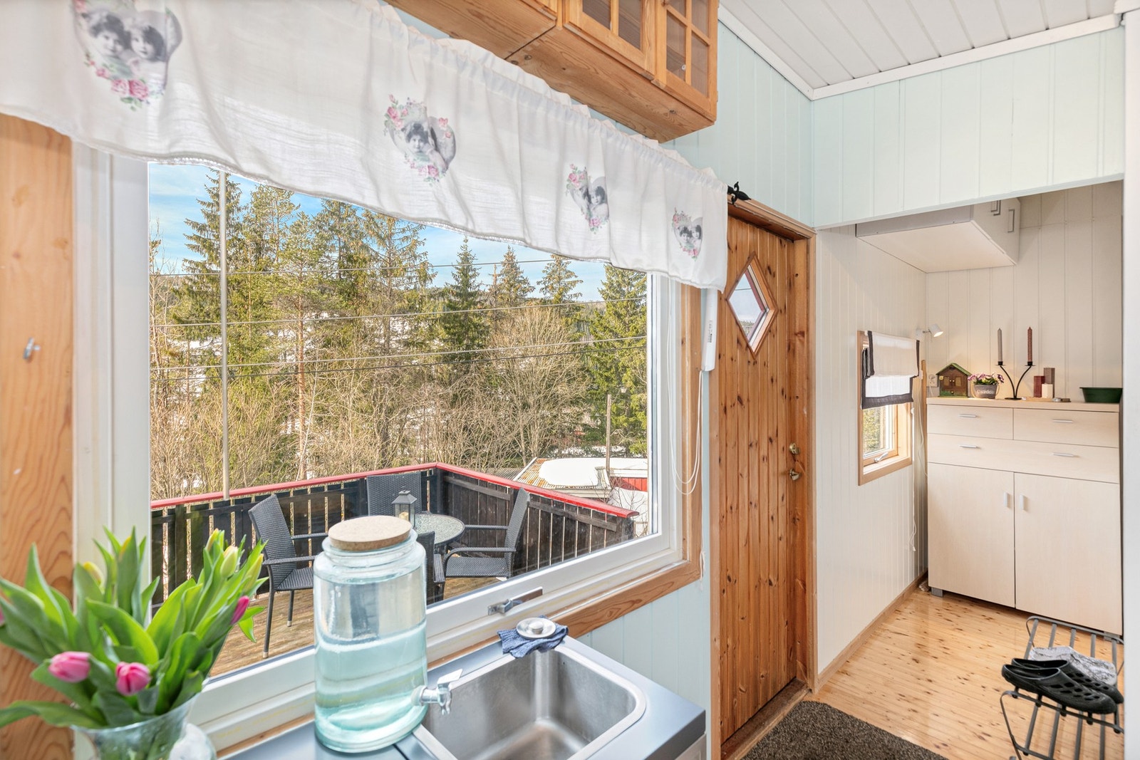 Velkommen inn! Hyggelig entré med plass til yttertøy og sko Galleribilde