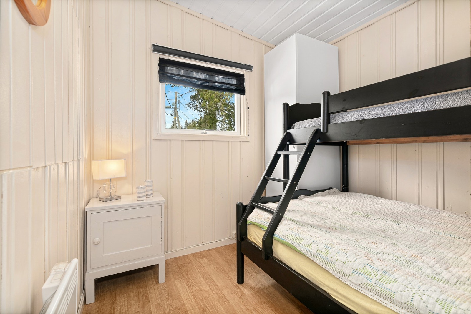 Koselig soverom med plassbesparende køyeseng. Galleribilde