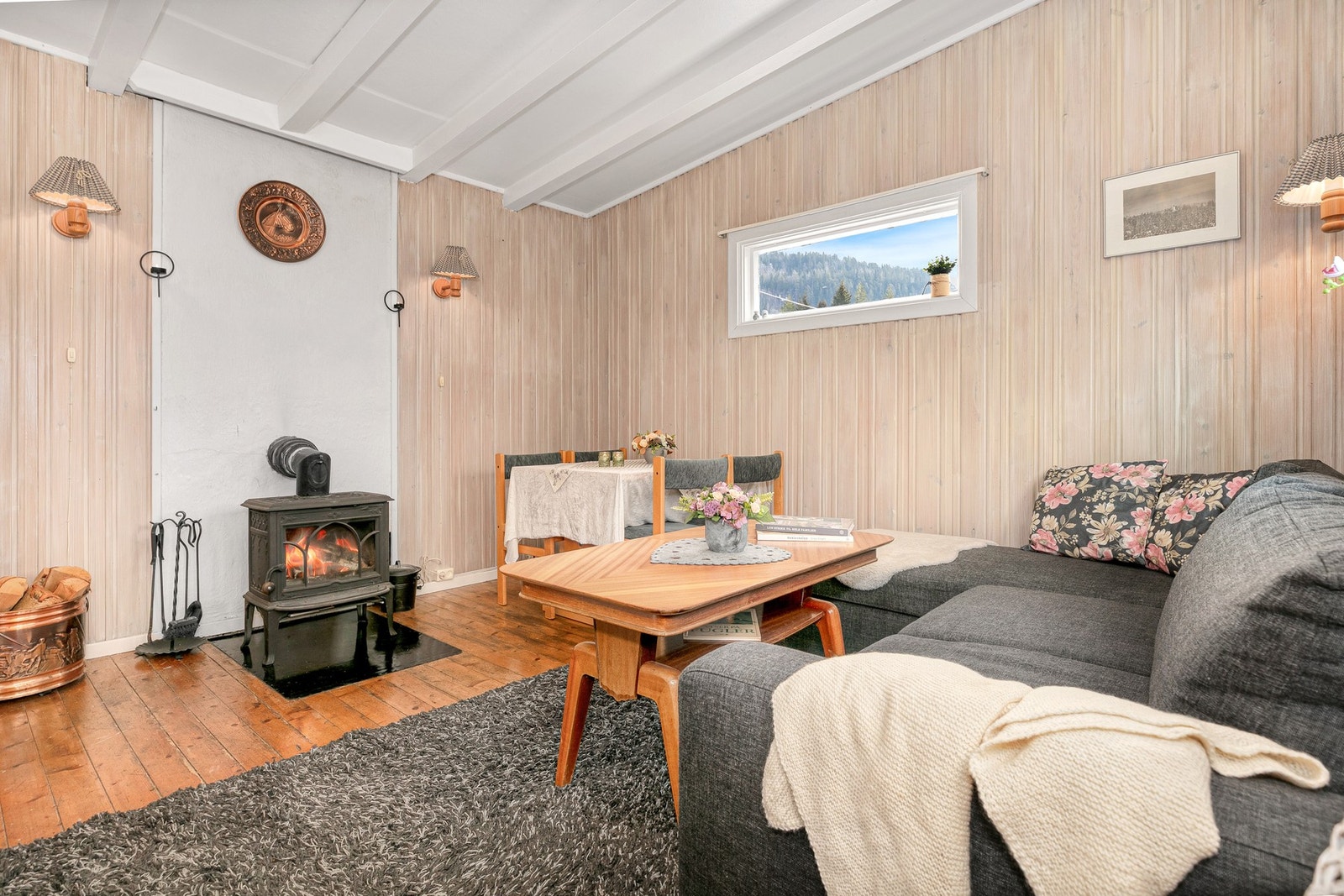 Heltre gulv og panelvegger gir en ekte hyttestemning. Galleribilde