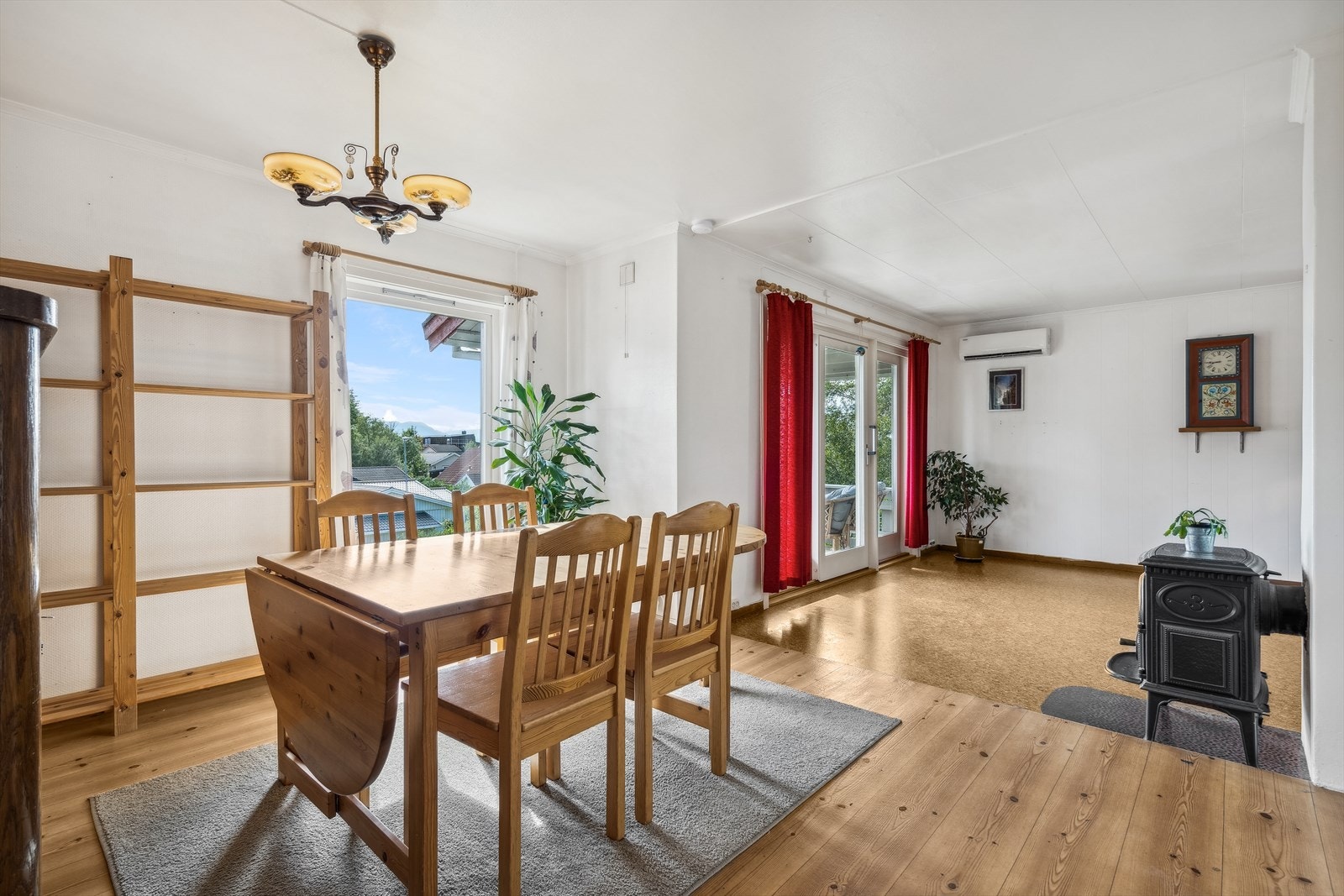 Spisestuen er ca. 12,7 kvm og har god plass til spisegruppe. Galleribilde