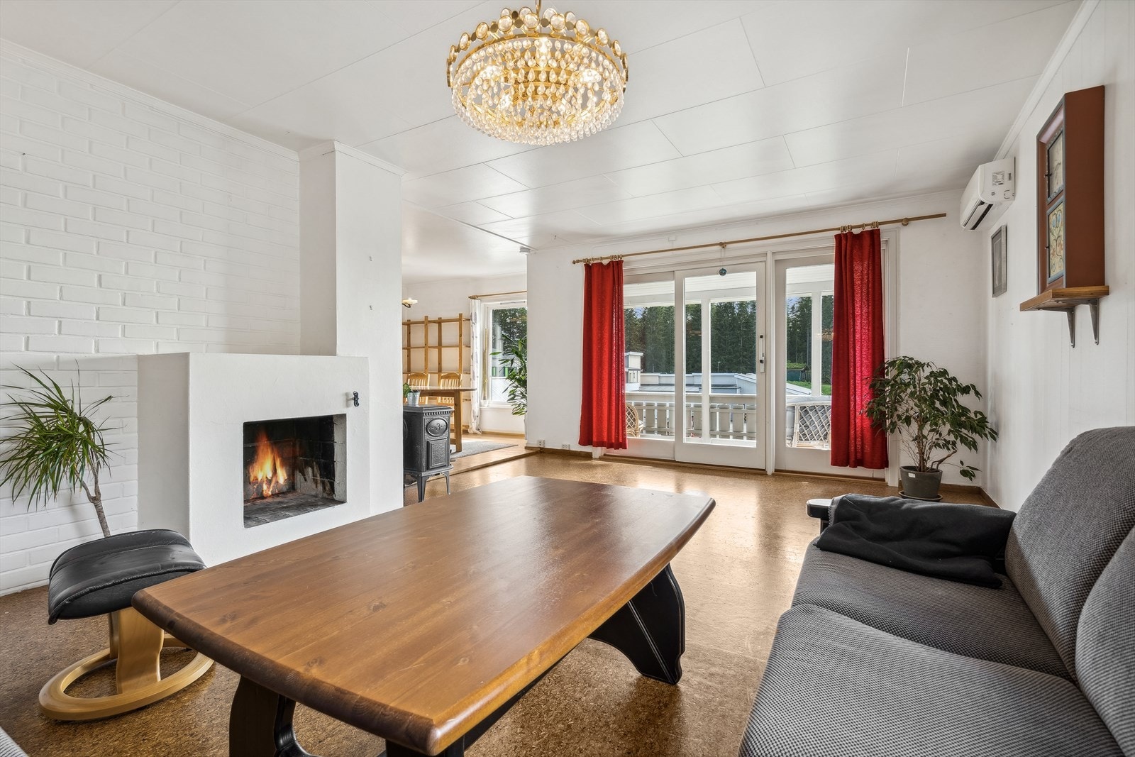 De store vindusflatene gir godt med naturlig lysinnslipp i rommet. Galleribilde