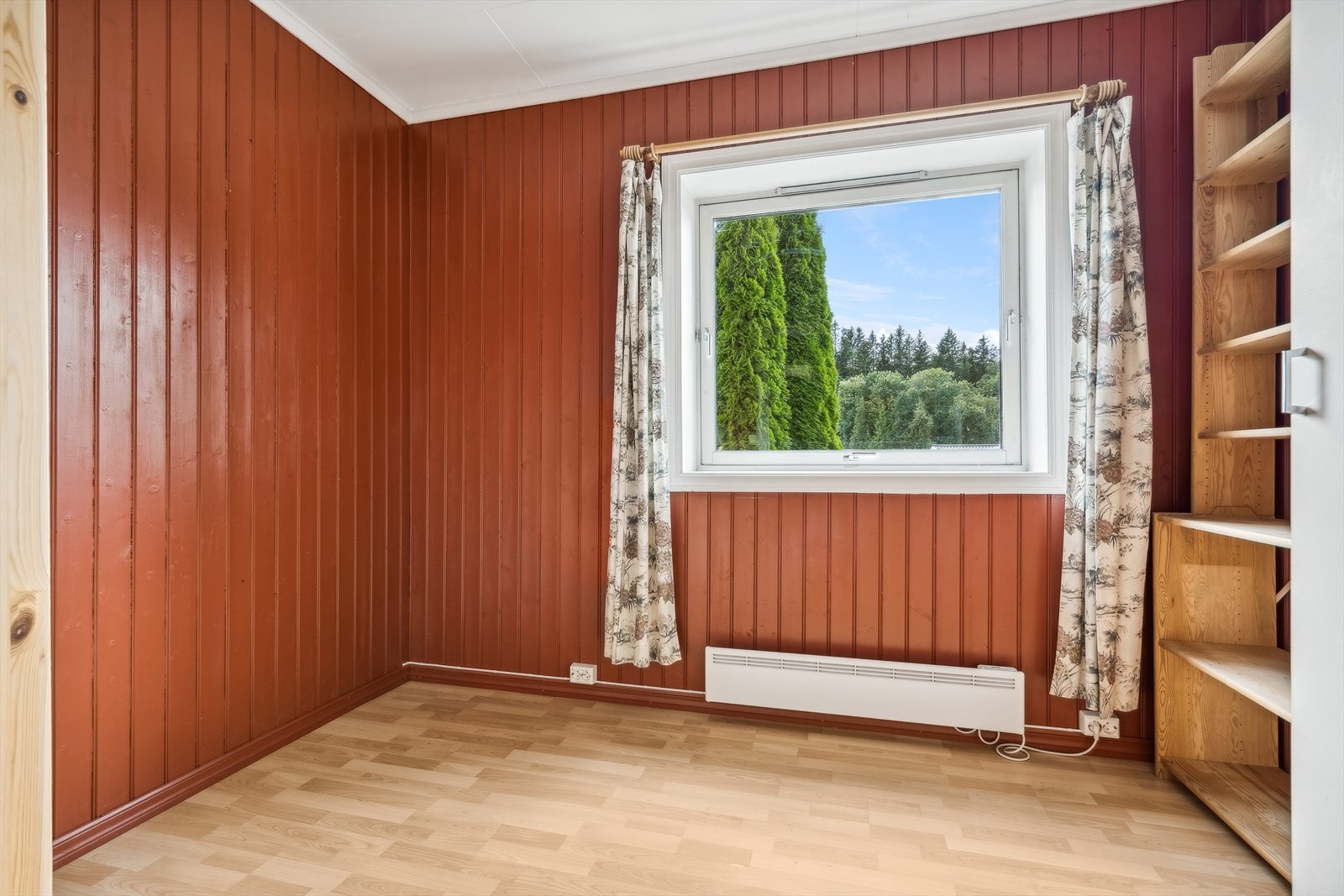 Soverommet i 1 etasje er ca. 9 kvm, og har god plass til seng og garderobeløsning. Galleribilde